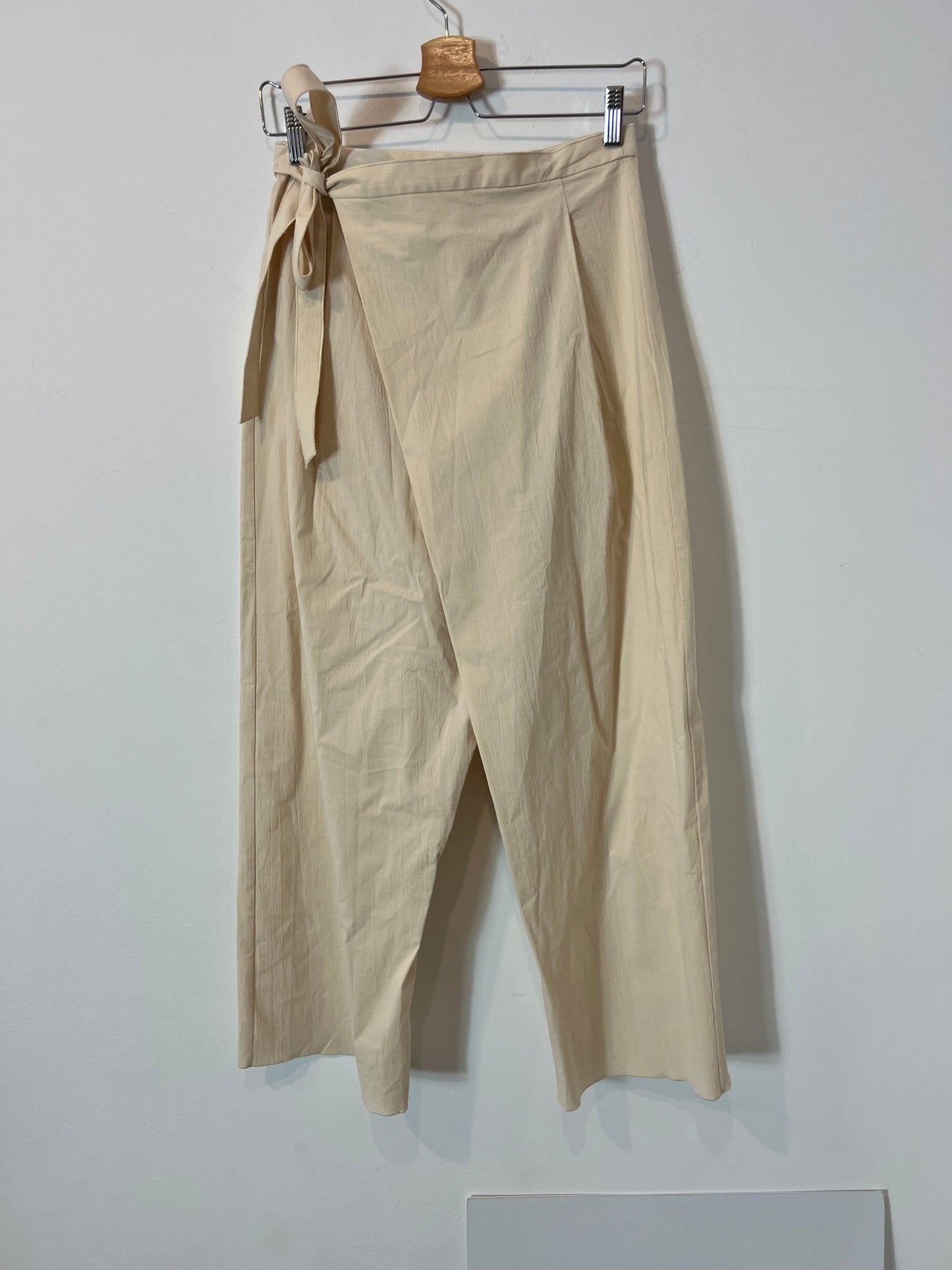 ZARA. Pantalón beige textura efecto falda. T XS