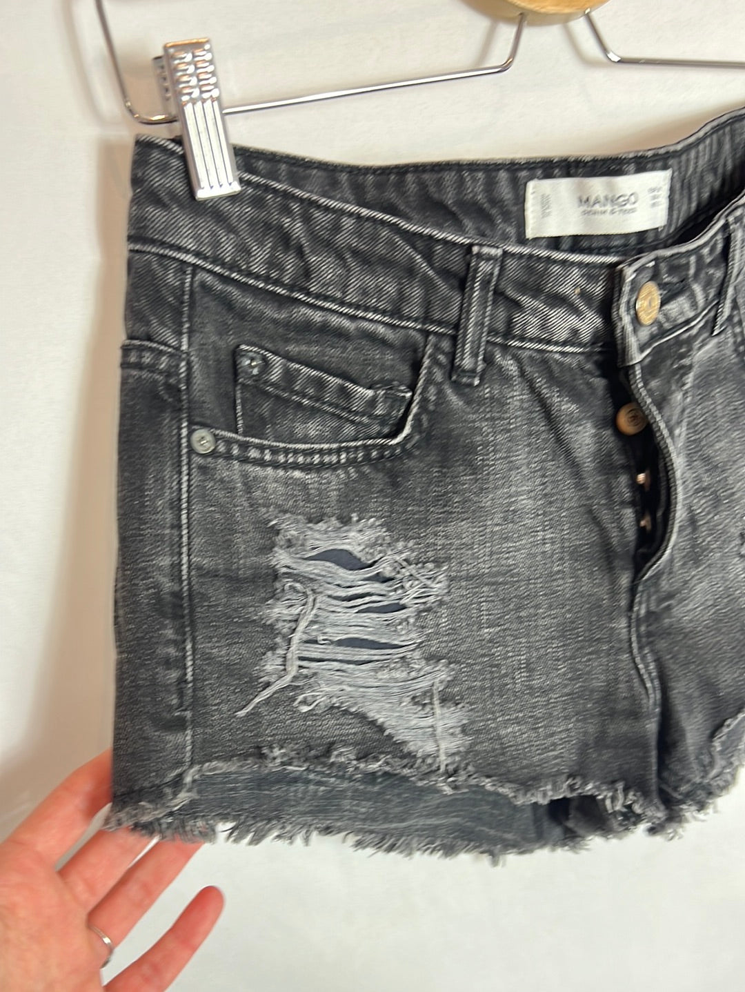 MANGO. Denim short negro efecto desgasto. T 36