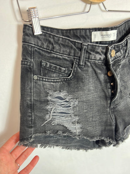 MANGO. Denim short negro efecto desgasto. T 36