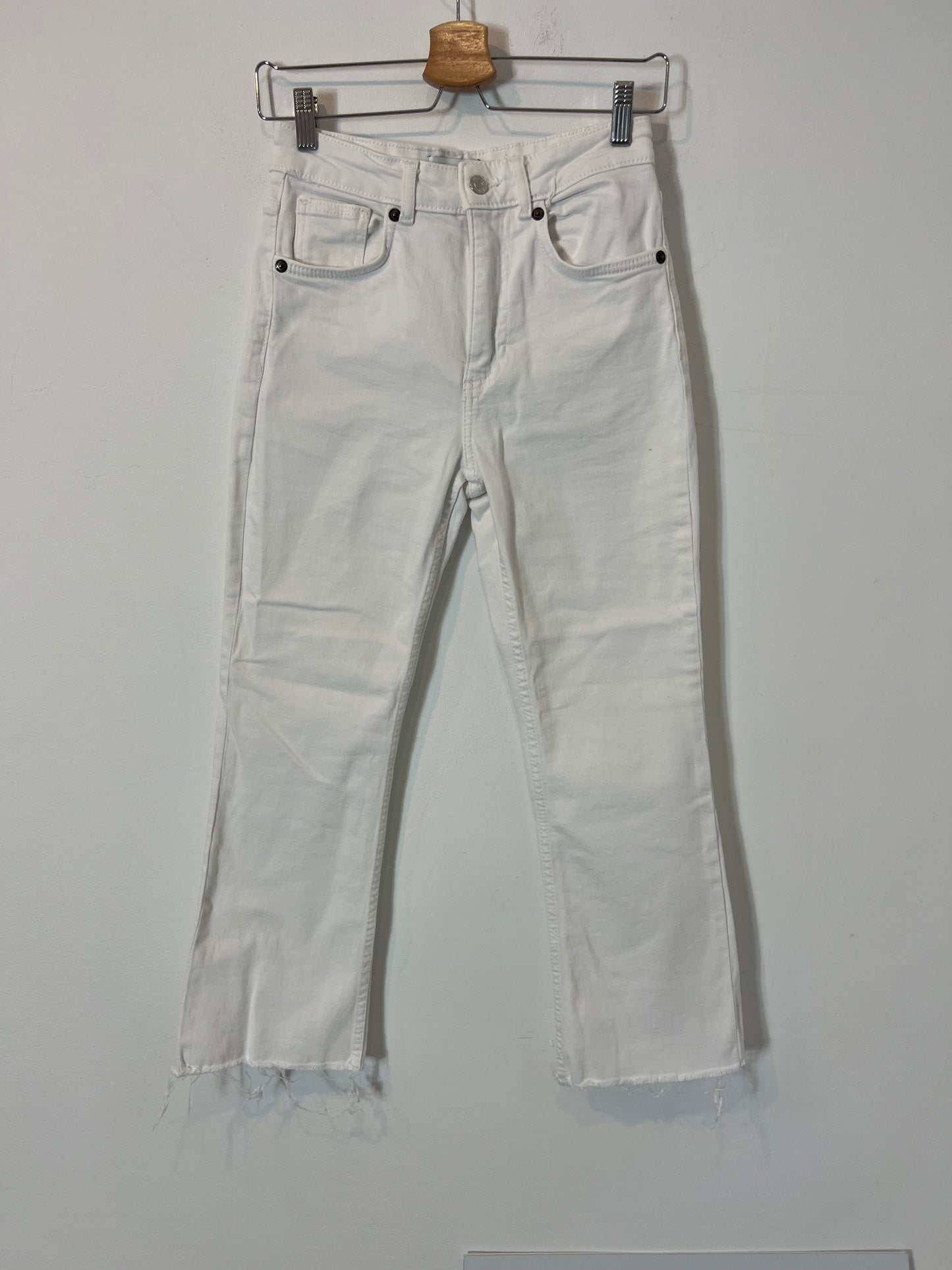 ZARA. pantalón denim blanco  T.36