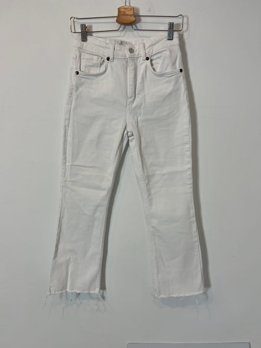 ZARA. pantalón denim blanco  T.36