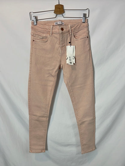 ZARA. Pantalón pitillo rosa claro. T 36