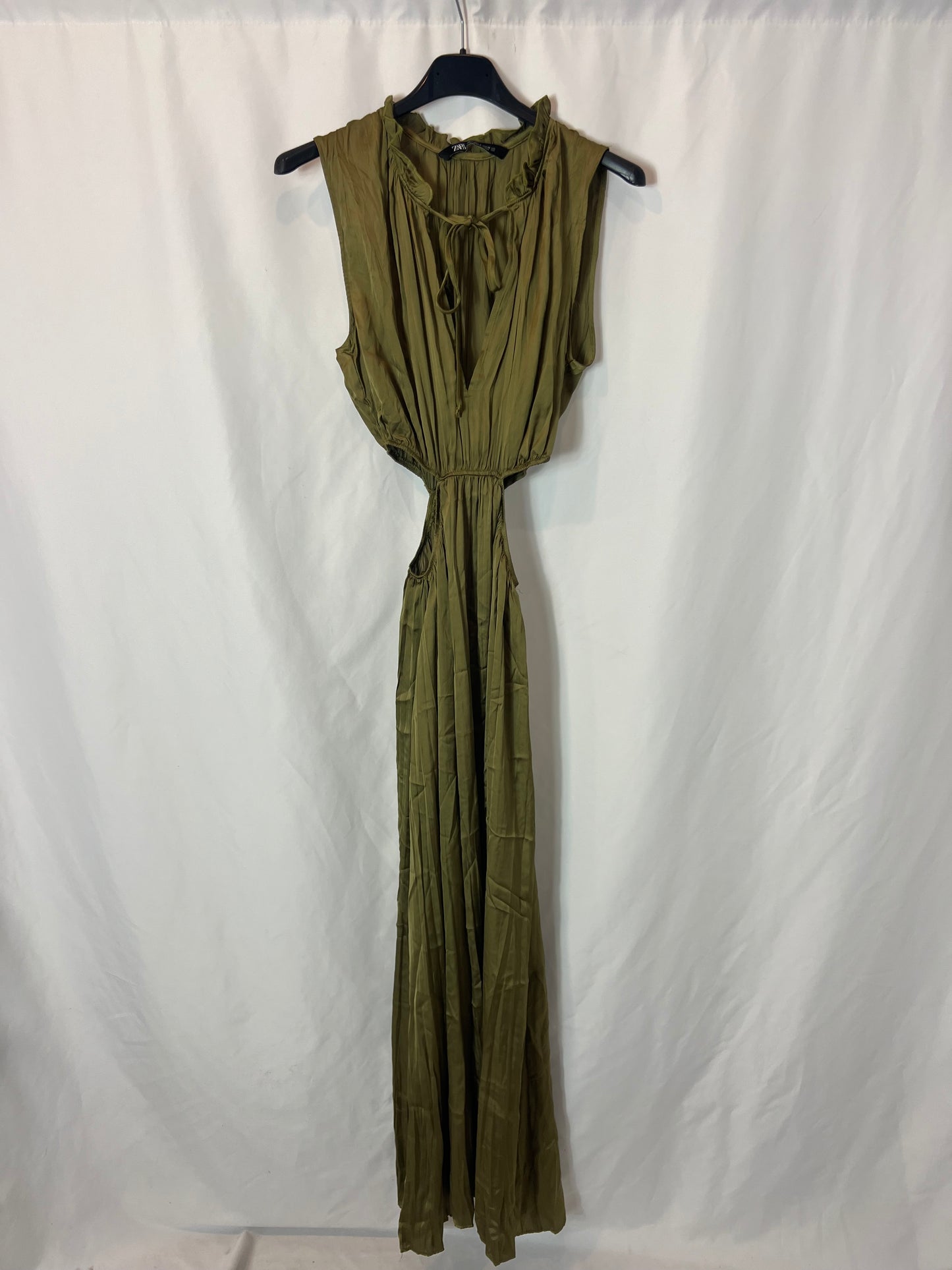 ZARA. Vestido midi verde aperturas. T S