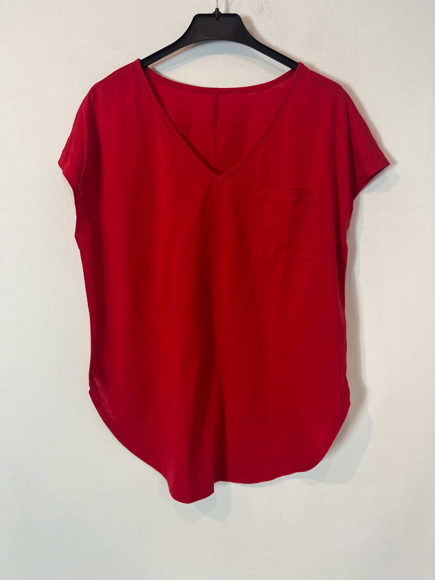 SHEIN. camiseta roja bolsillo T.l