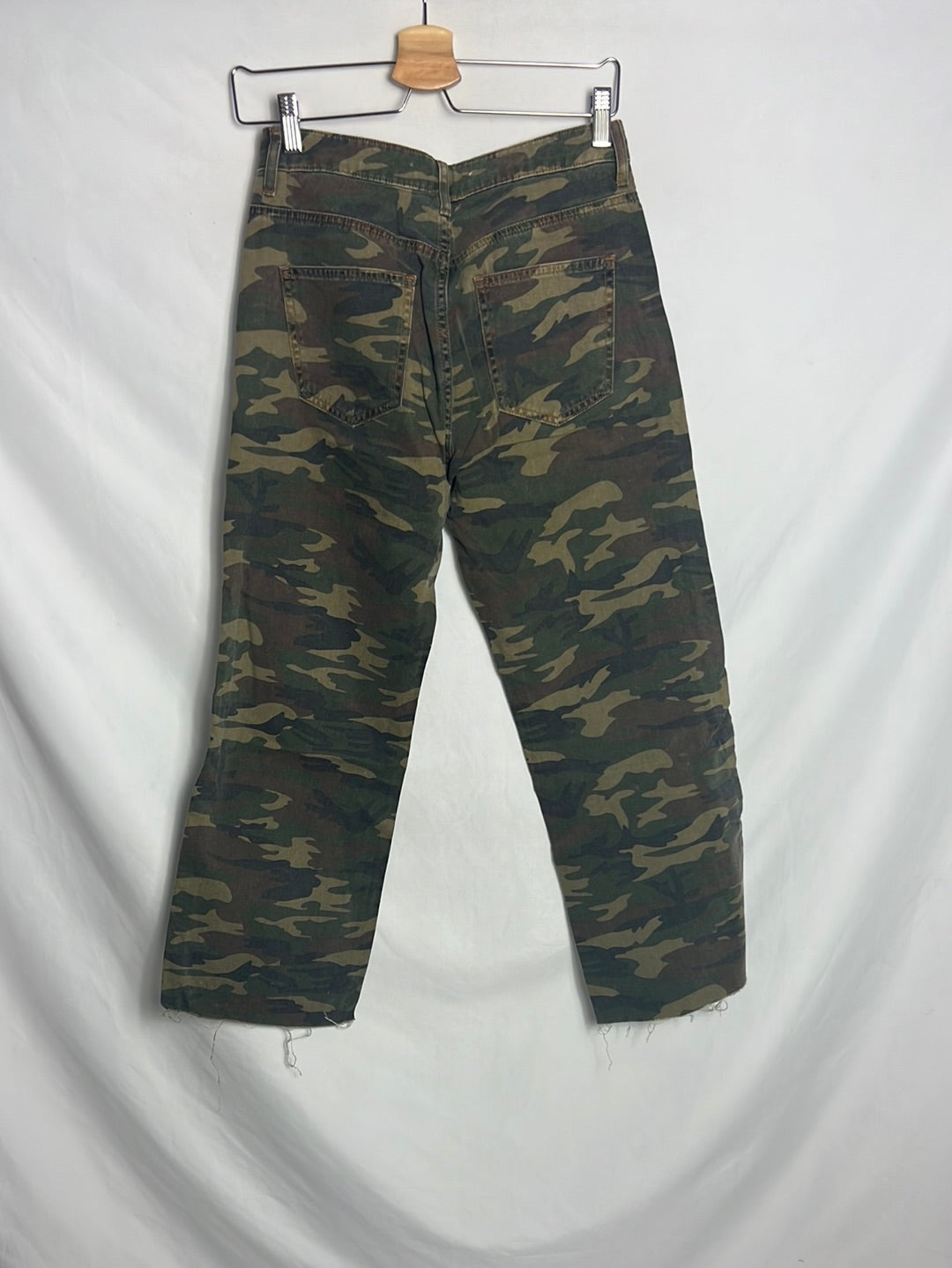 MANGO. Pantalón denim camuflaje. T 36