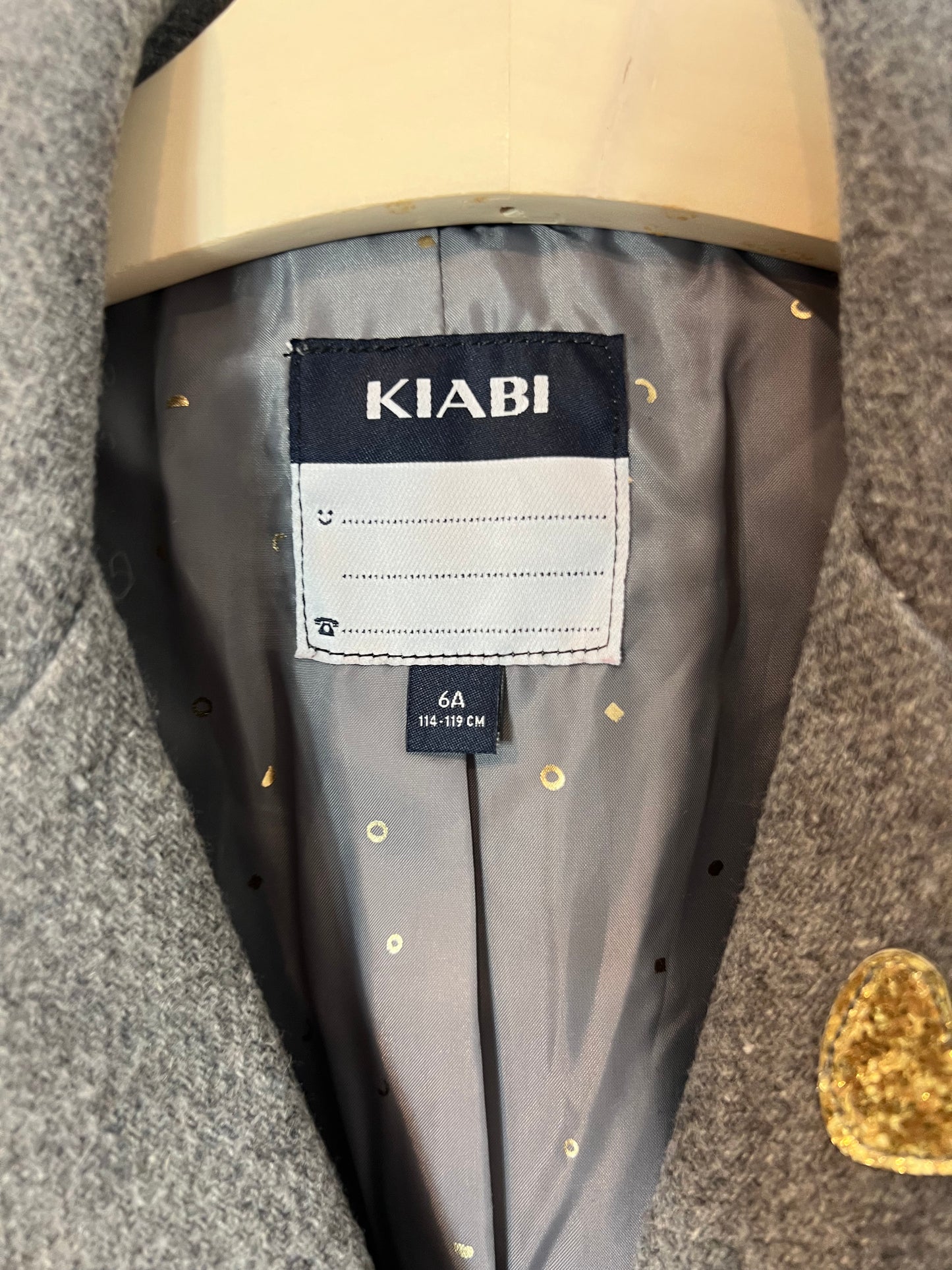 KIABI. Abrigo gris detalles solapa. T 6 años