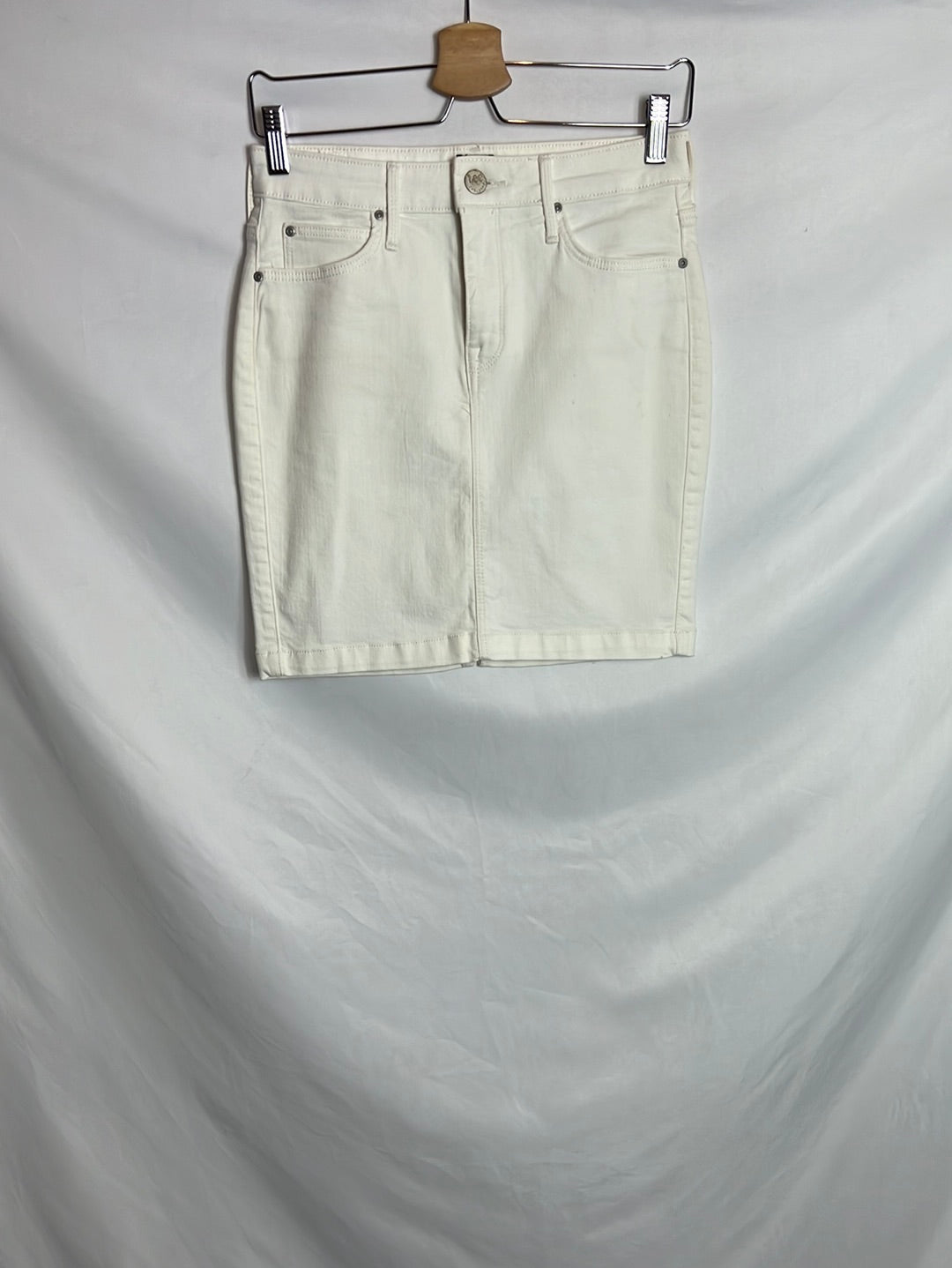 LEE. Falda corta denim blanca. T 36