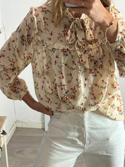 BENI ROOM. Blusa beige semitransparente flores . T M