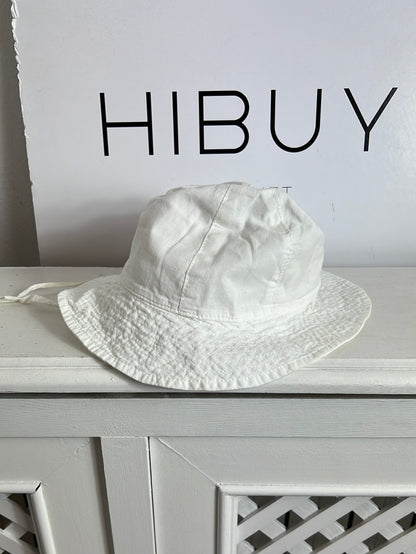 H&M. Bucket blanco tiras.  T 6-12  meses