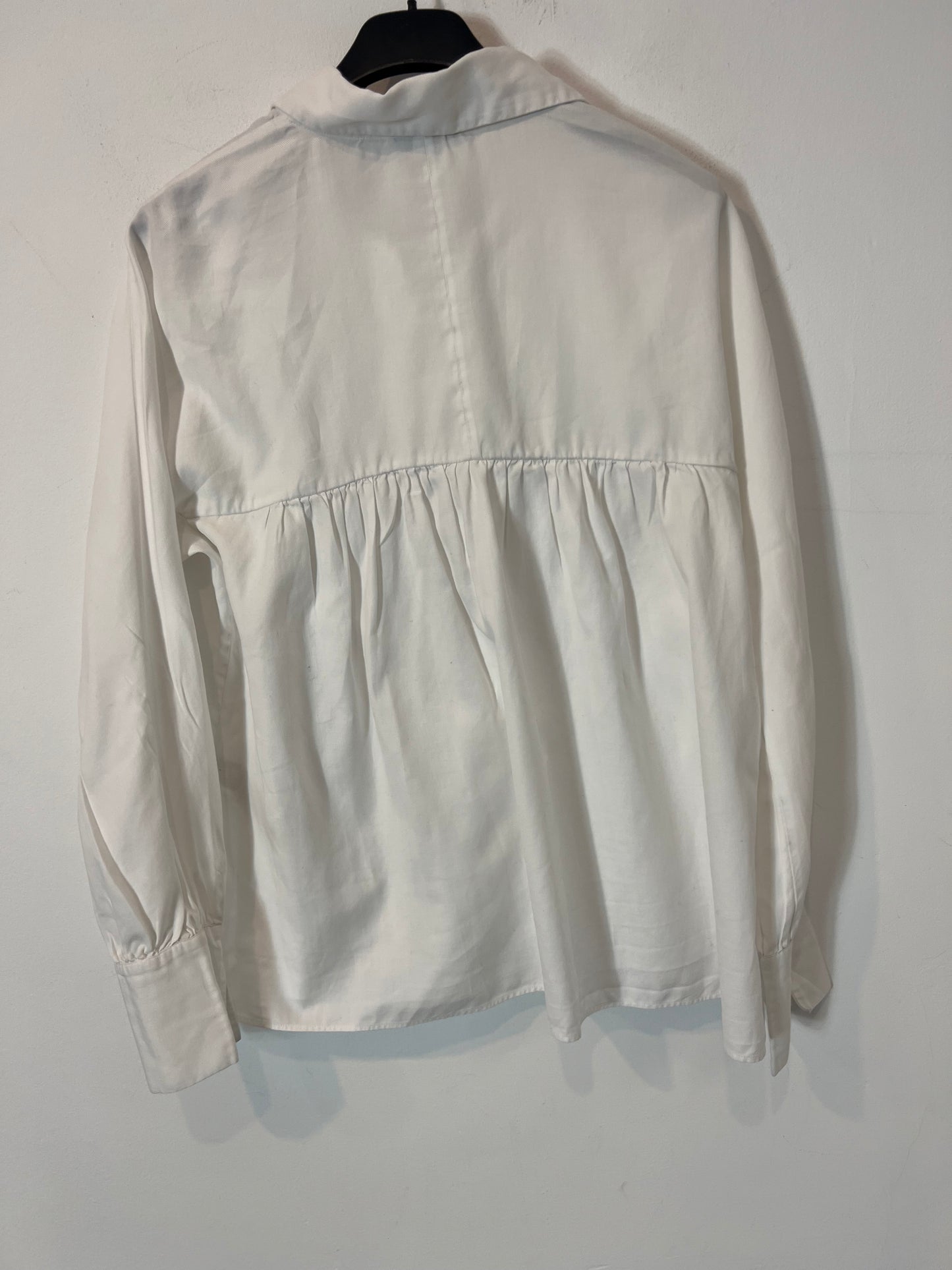 MASSIMO DUTTI. Blusa blanca doble textura. T 38