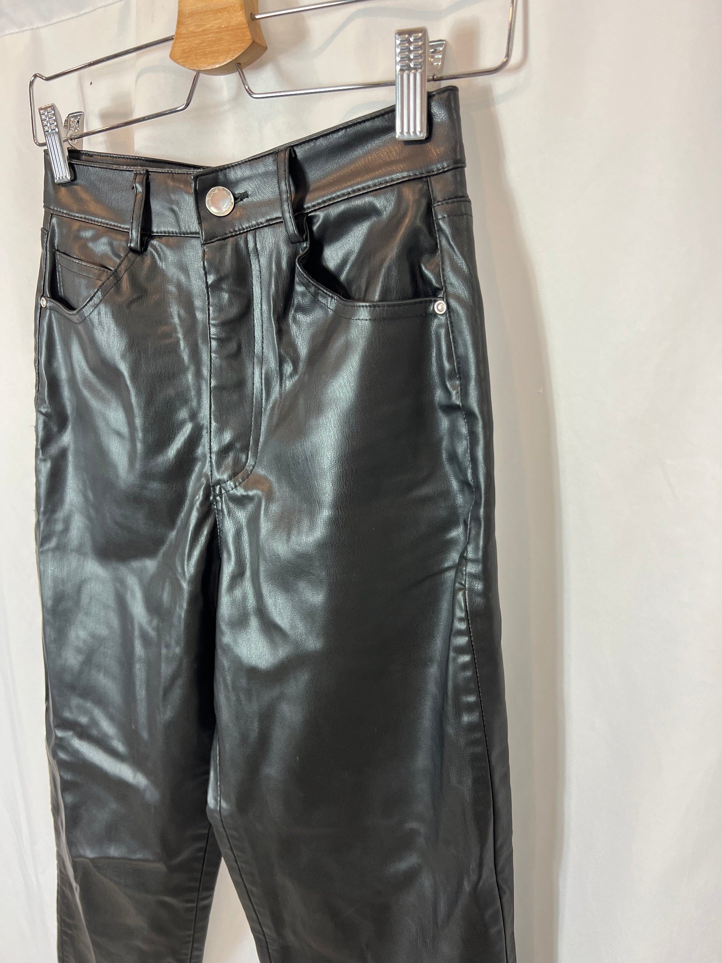 ZARA. Pantalón negro efecto piel  T.34