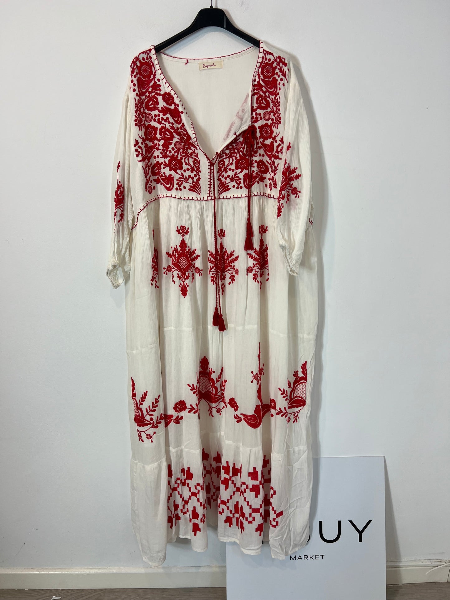 BUGANVILIA. Vestido blanco flores bordadas rojas T.3xl