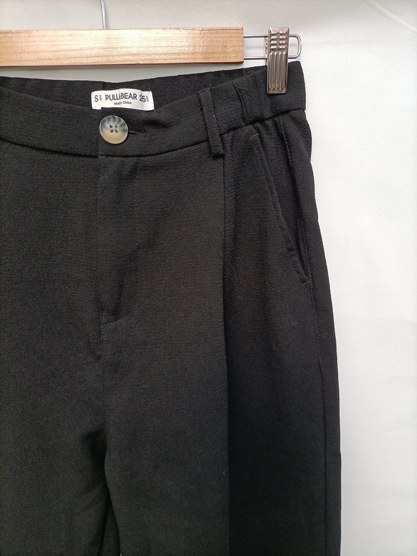 PULL&BEAR. Pantalón negro fluido T.s