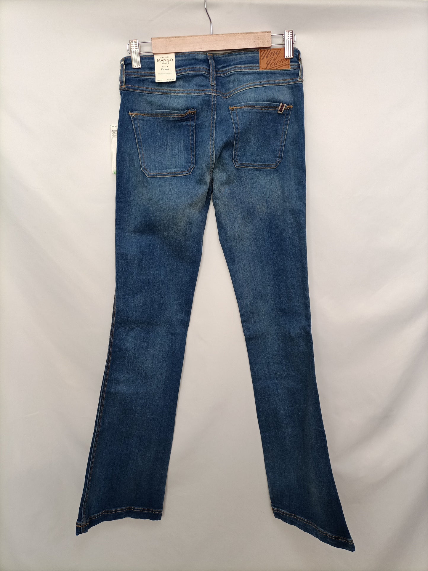 MANGO. Pantalón denim campana T.36