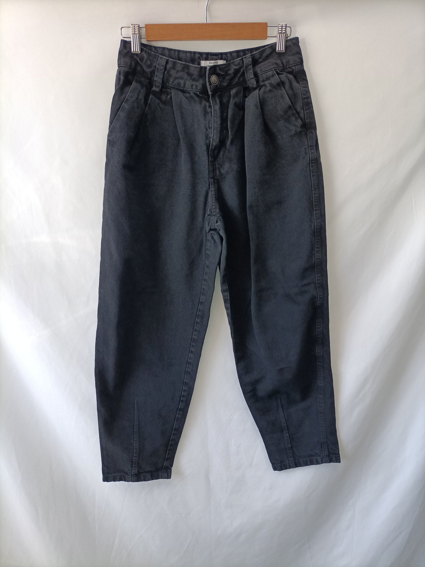 BERSHKA. Pantalón slouchy negro T.36