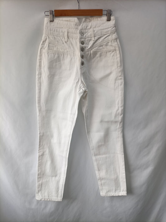 ZARA. Denim blanco carrot fit T.36