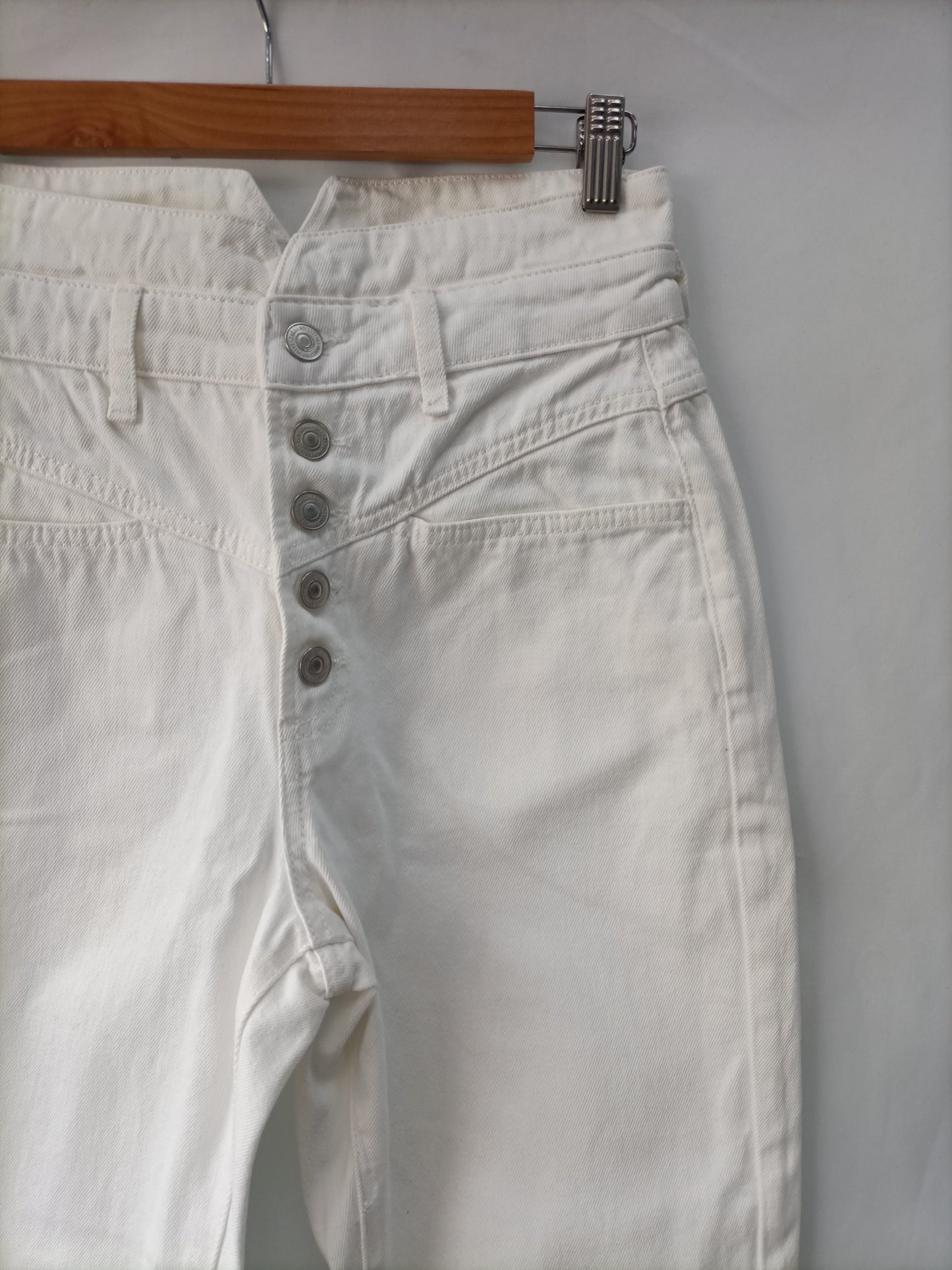 ZARA. Denim blanco carrot fit T.36