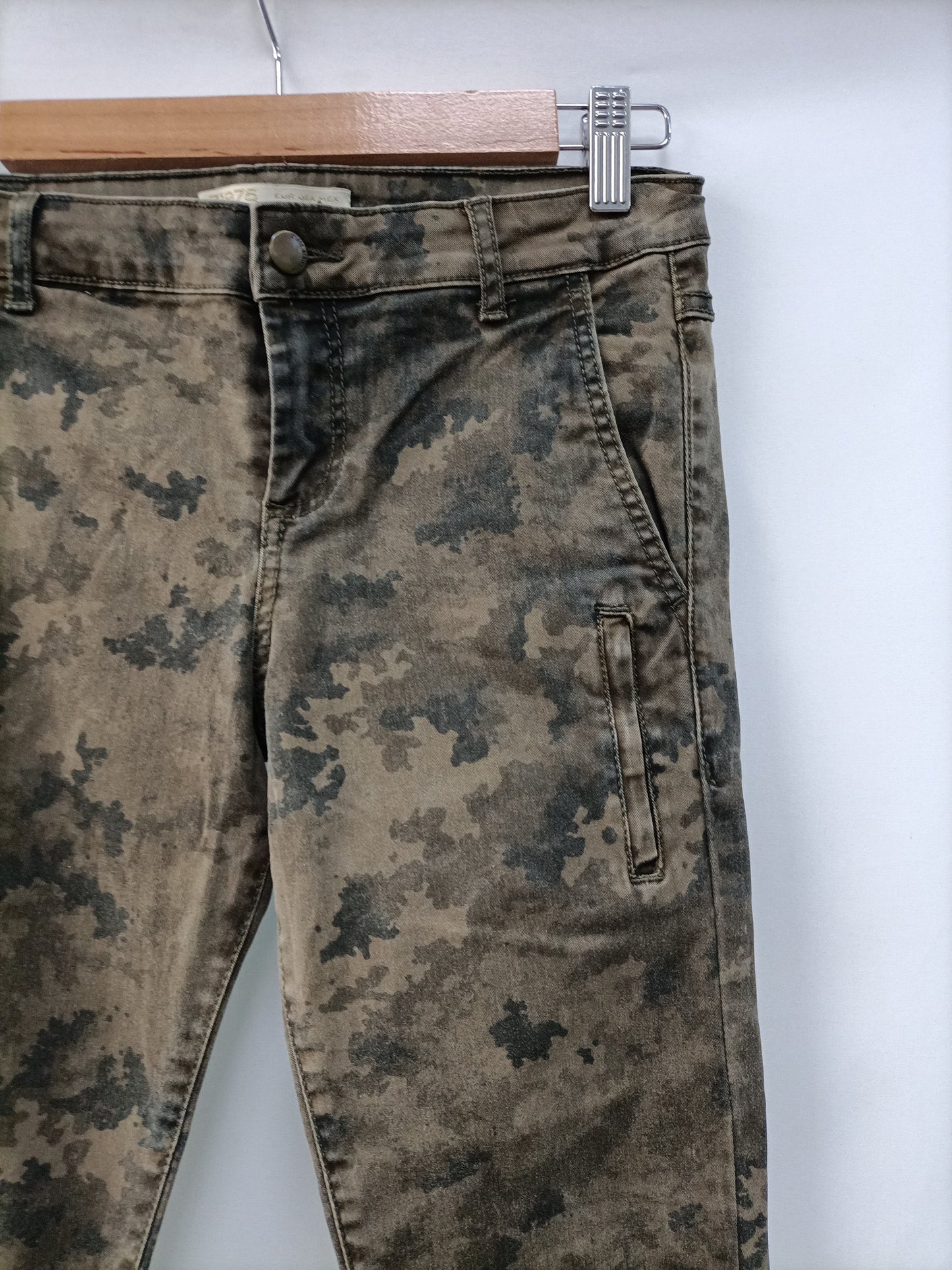 ZARA.Pantalones camuflaje T.34