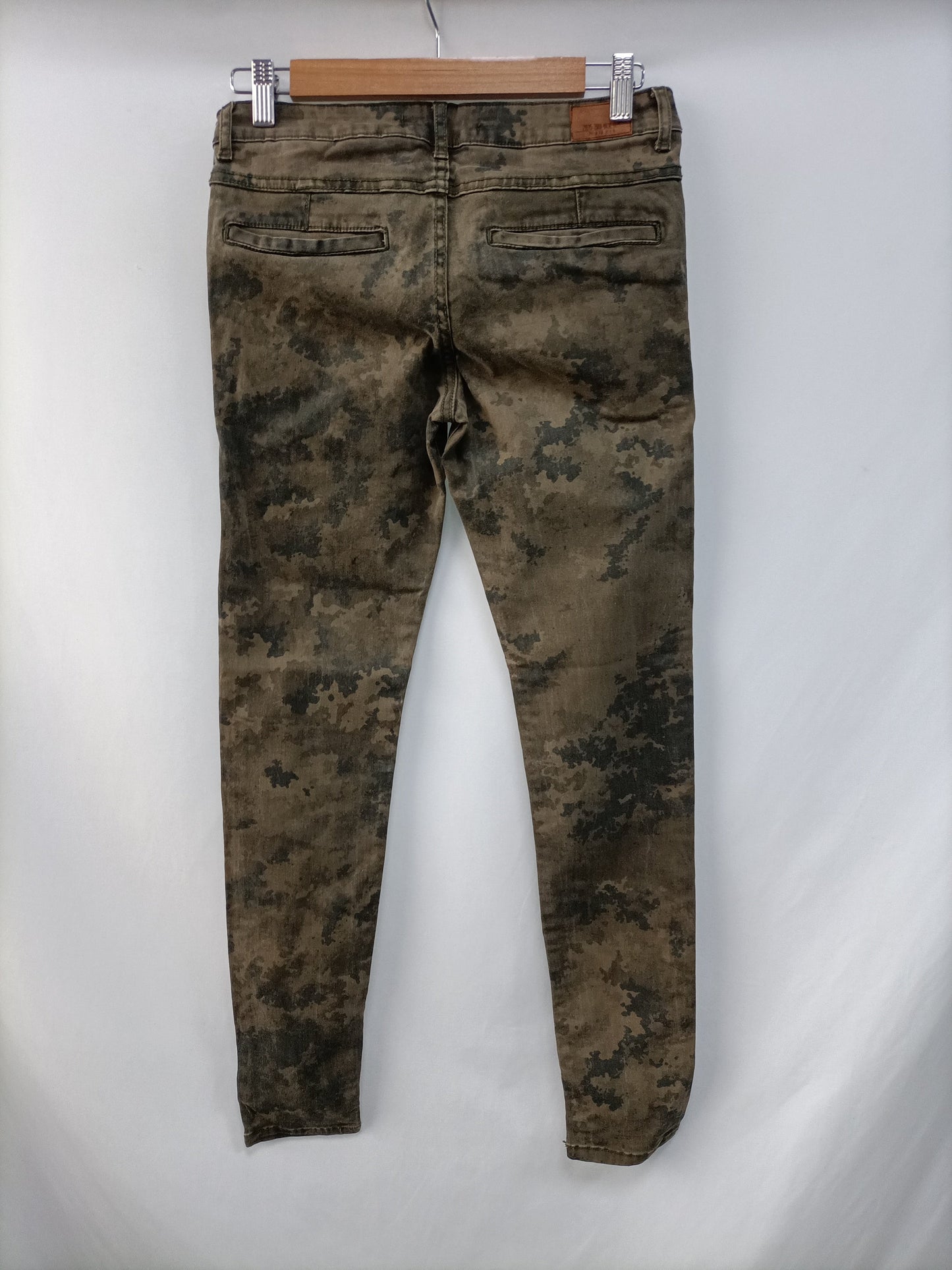 ZARA.Pantalones camuflaje T.34