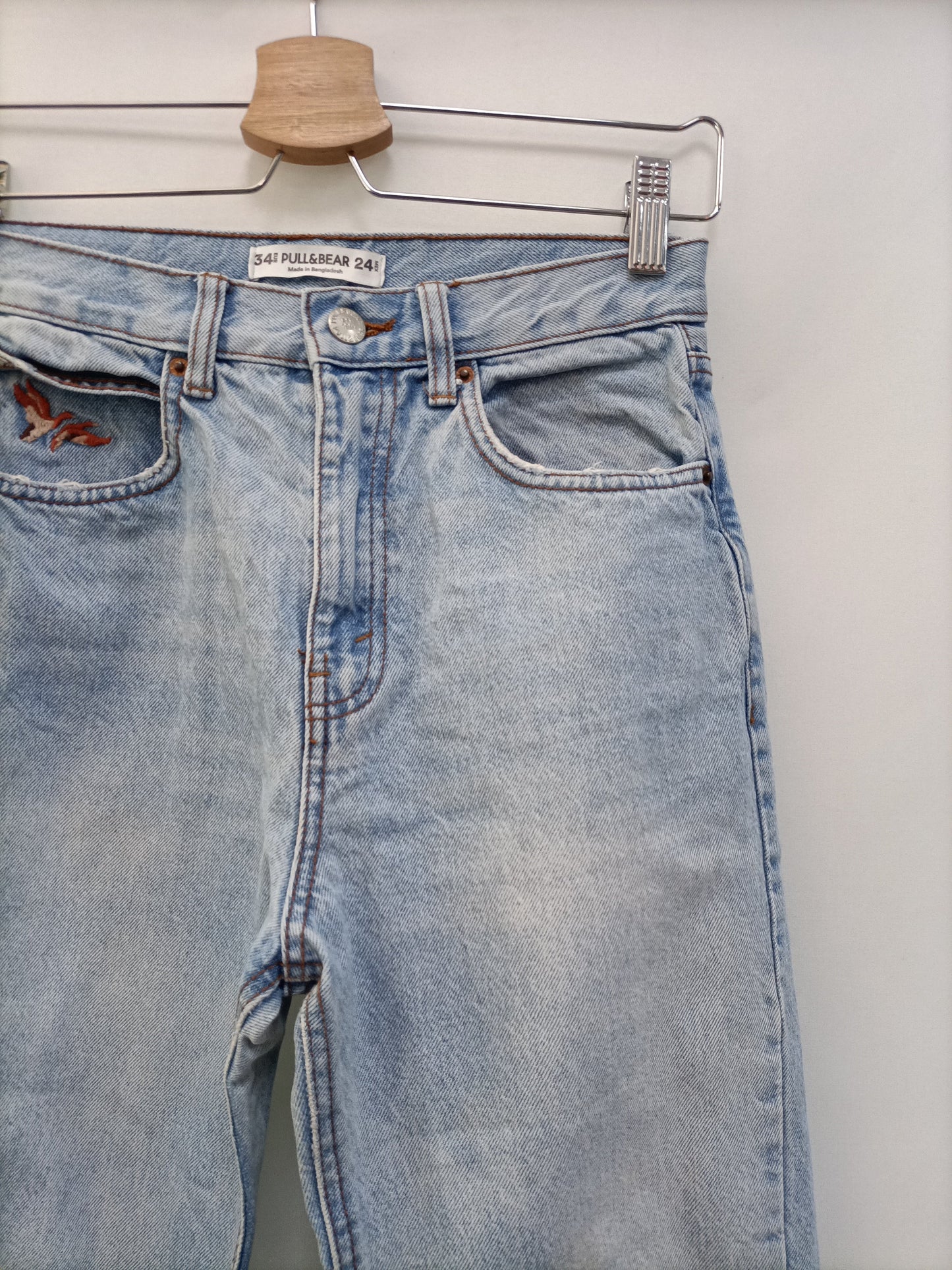 PULL&BEAR. Pantalón denim claro T.34