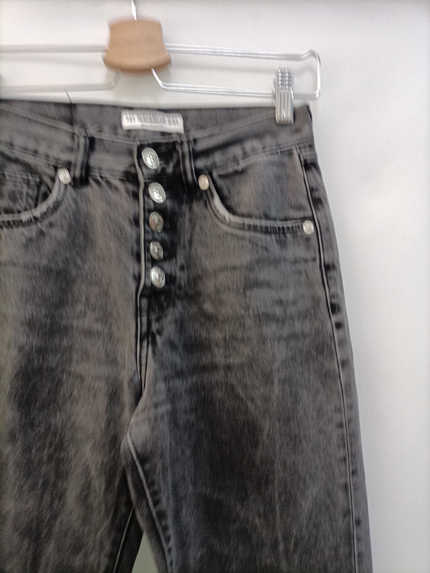 PULL&BEAR. Pantalón gris botones T.34