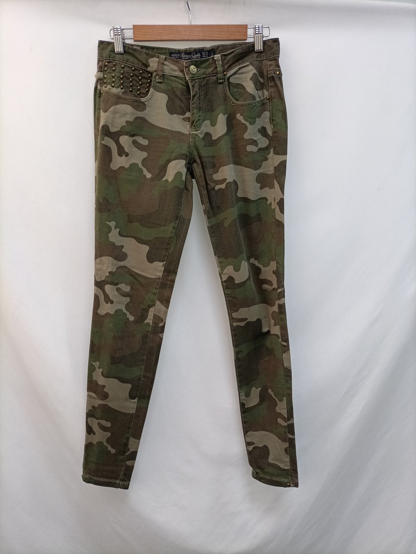 ZARA. Pantalón denim camuflaje T.36