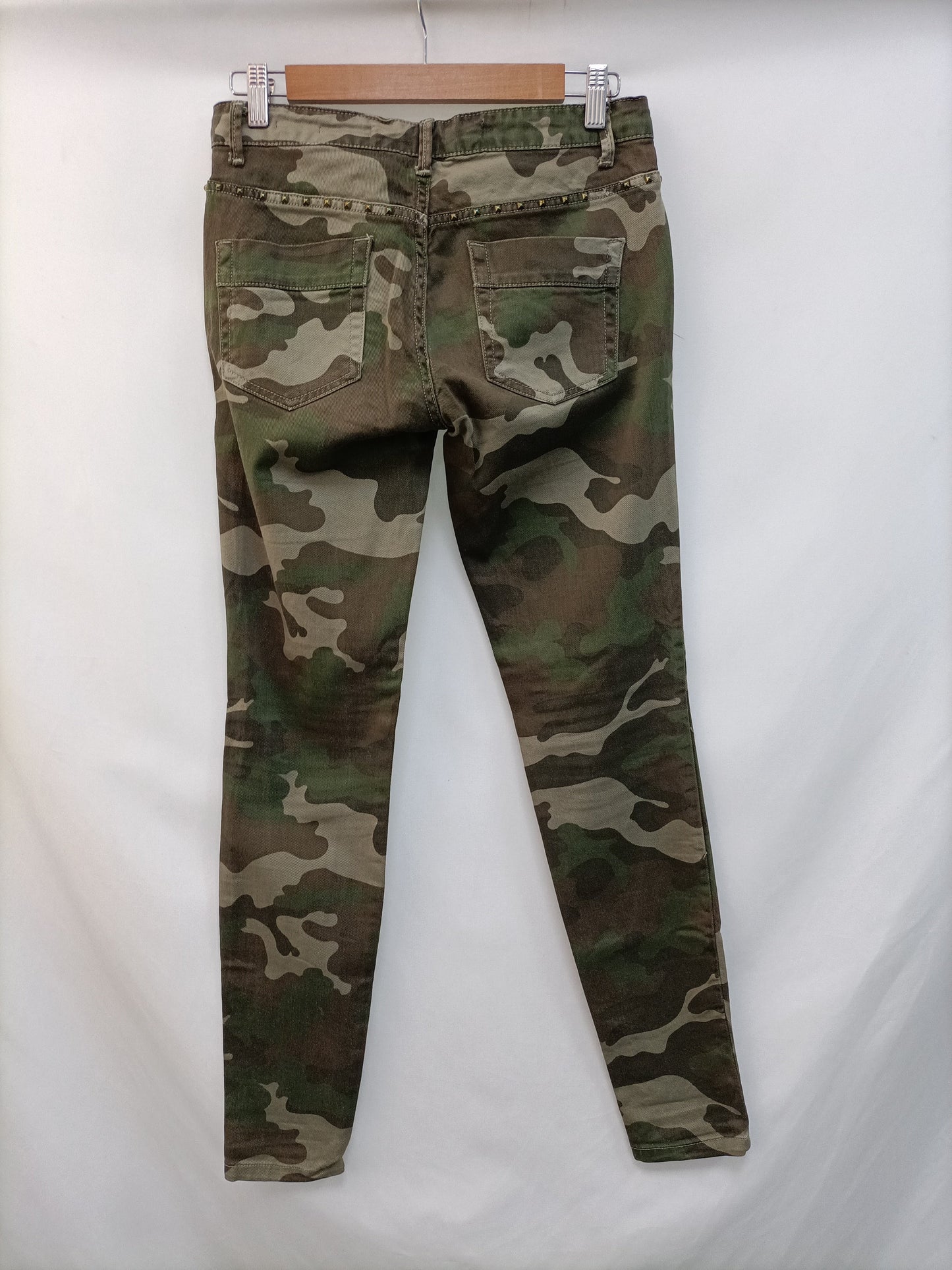 ZARA. Pantalón denim camuflaje T.36