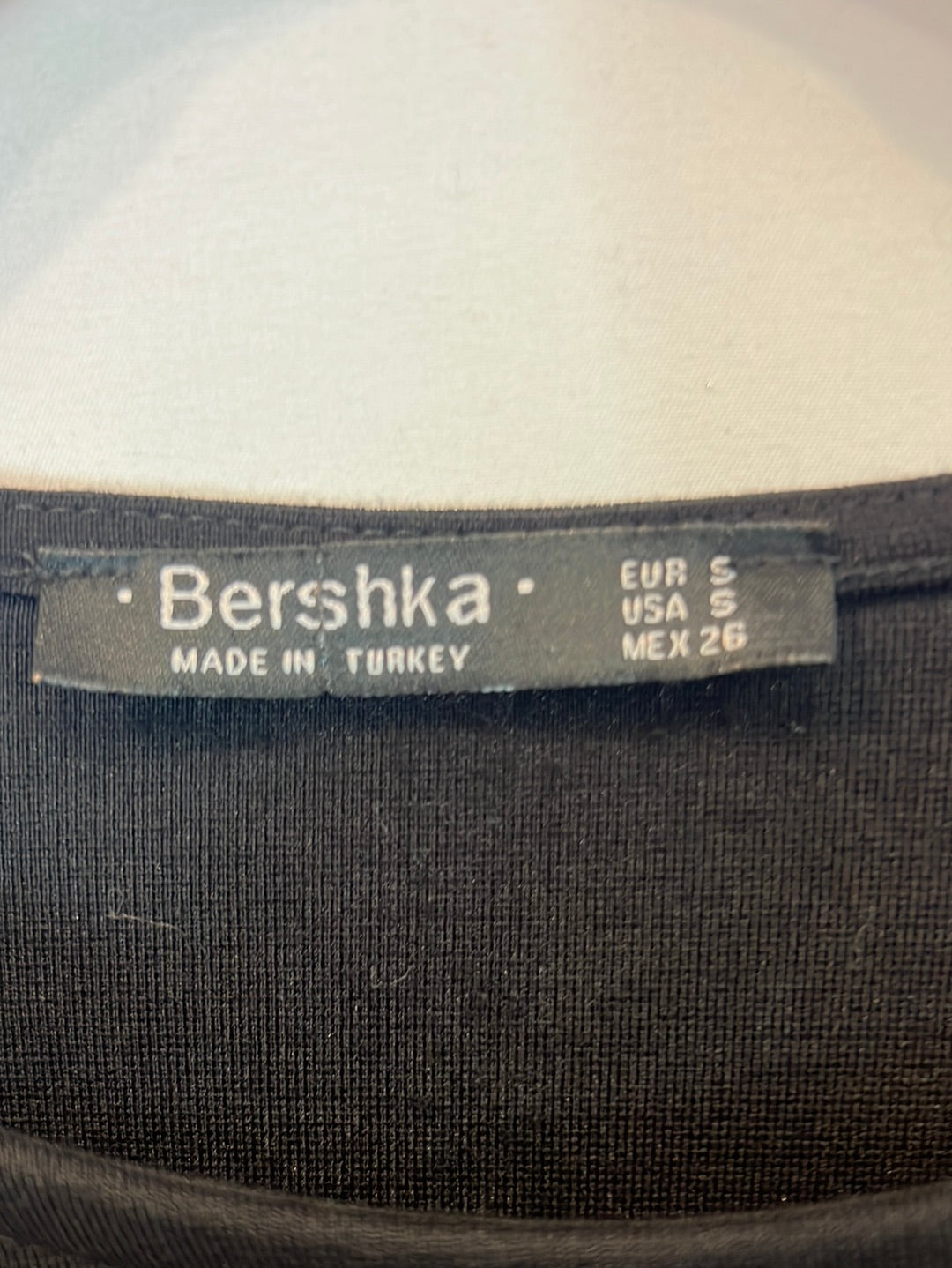 BERSHKA. Vestido corto negro T.s