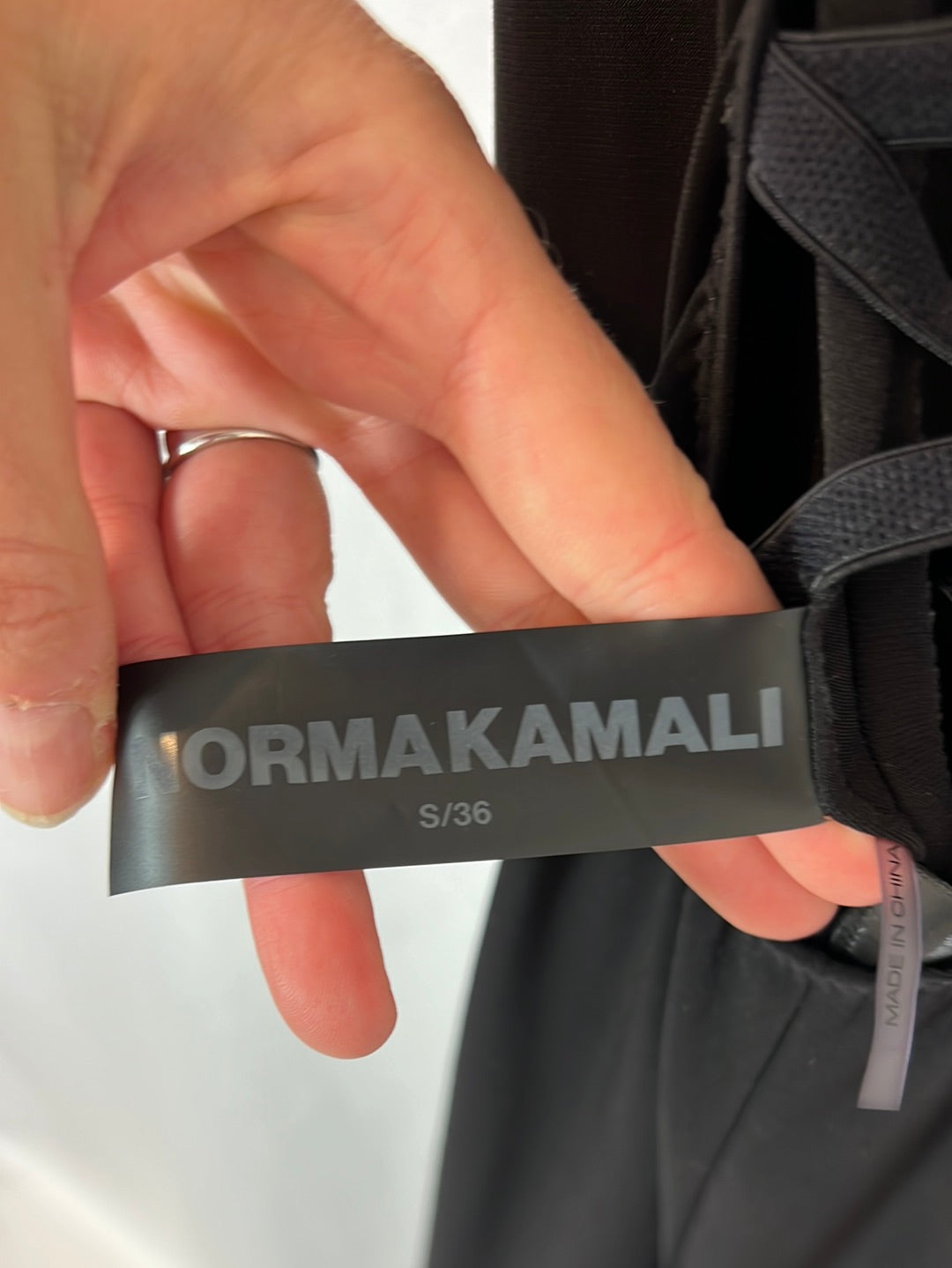 NORMAKAMALI. Mono negro espalda abierta T.s