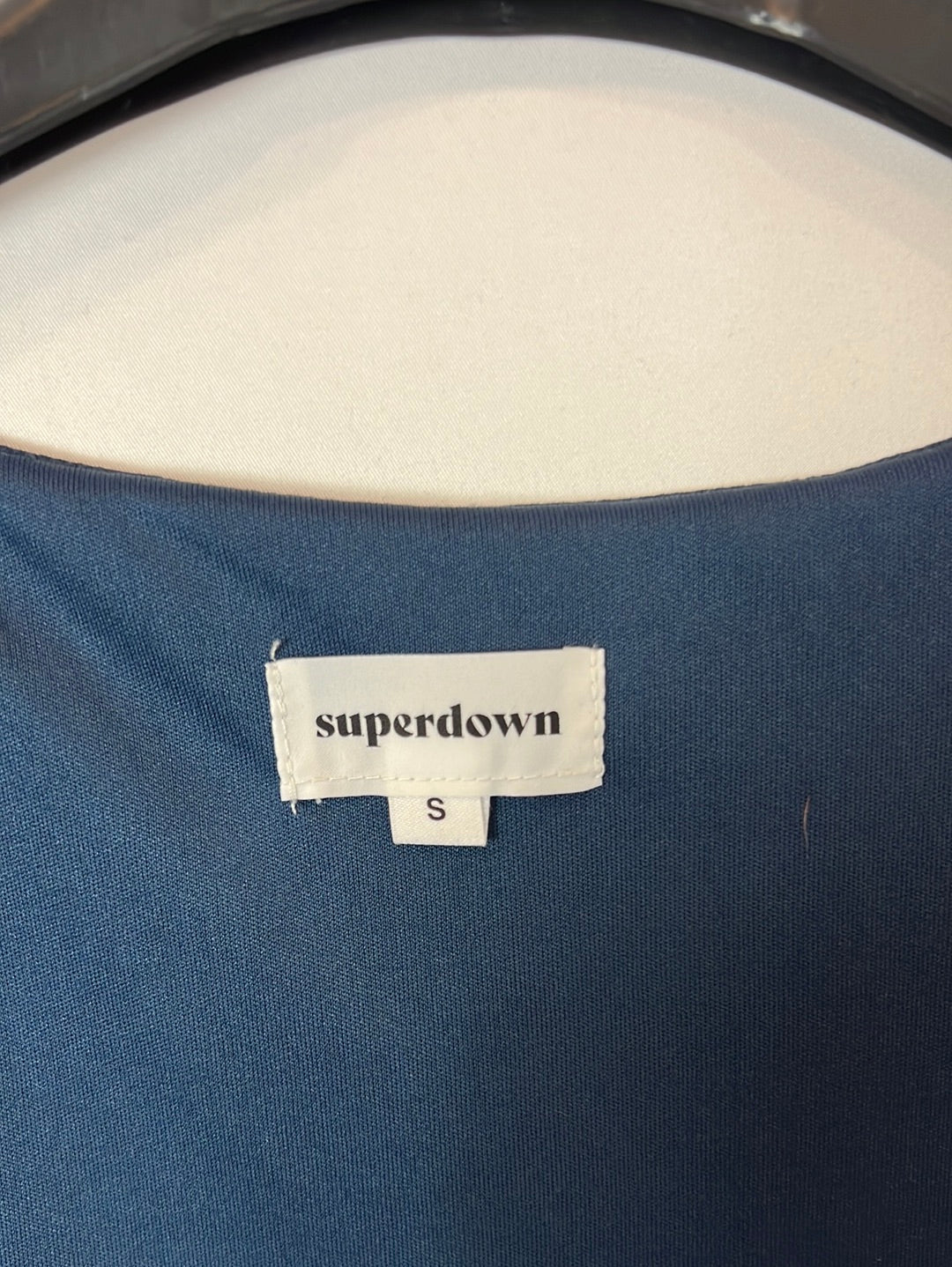 SUPERDOWN. Vestido azul midi entallado. T S