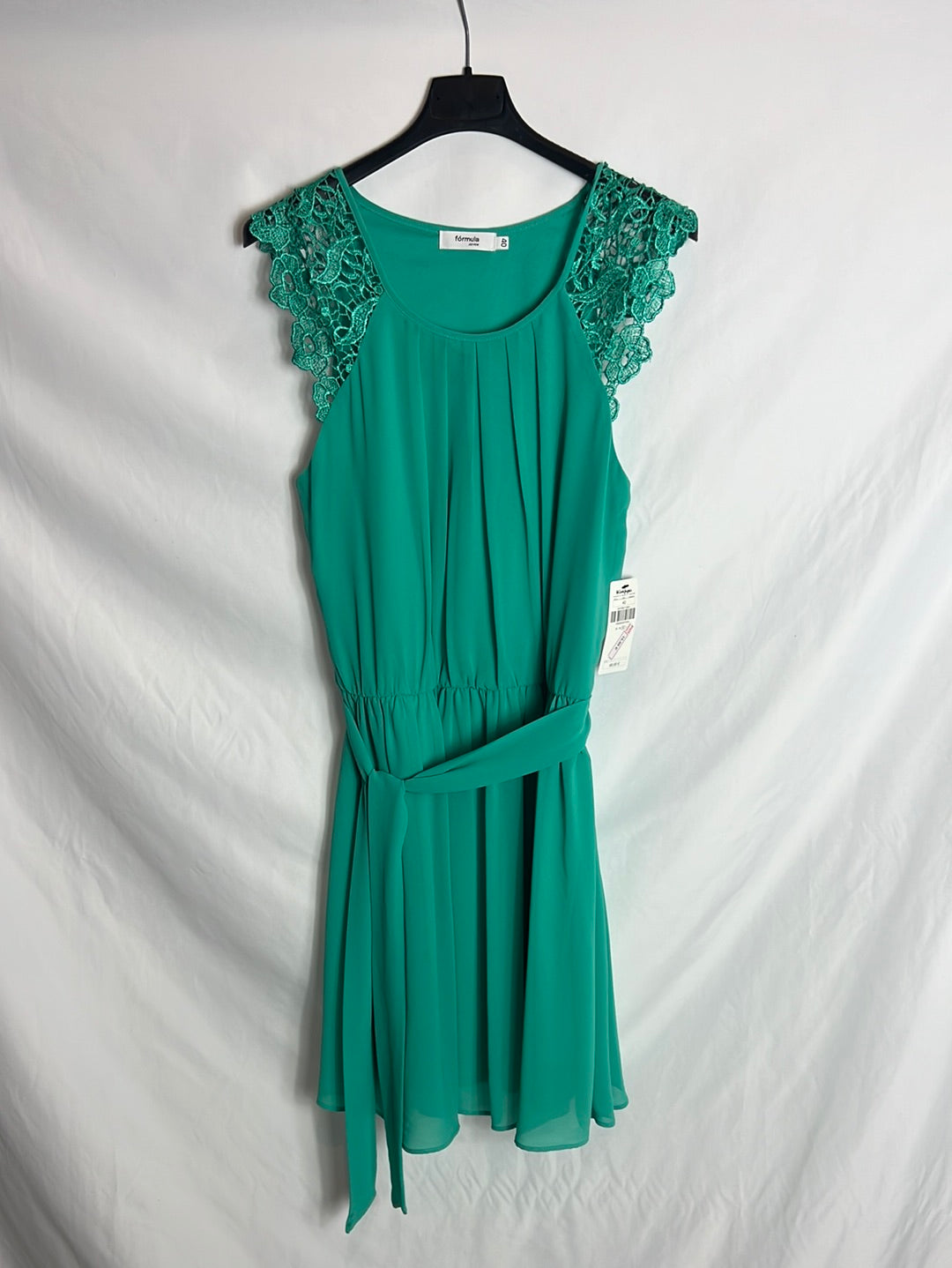 FÓRMULA JOVEN. Vestido verde fluido detalle hombros. T 40