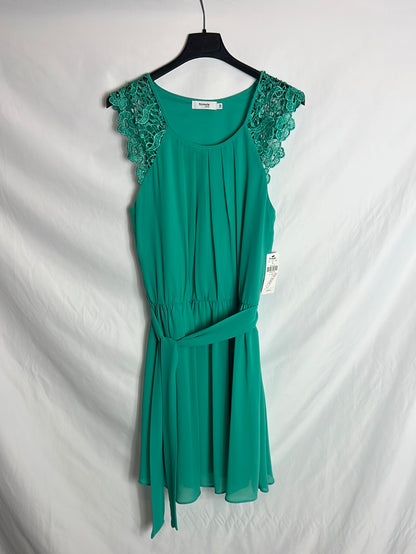 FÓRMULA JOVEN. Vestido verde fluido detalle hombros. T 40