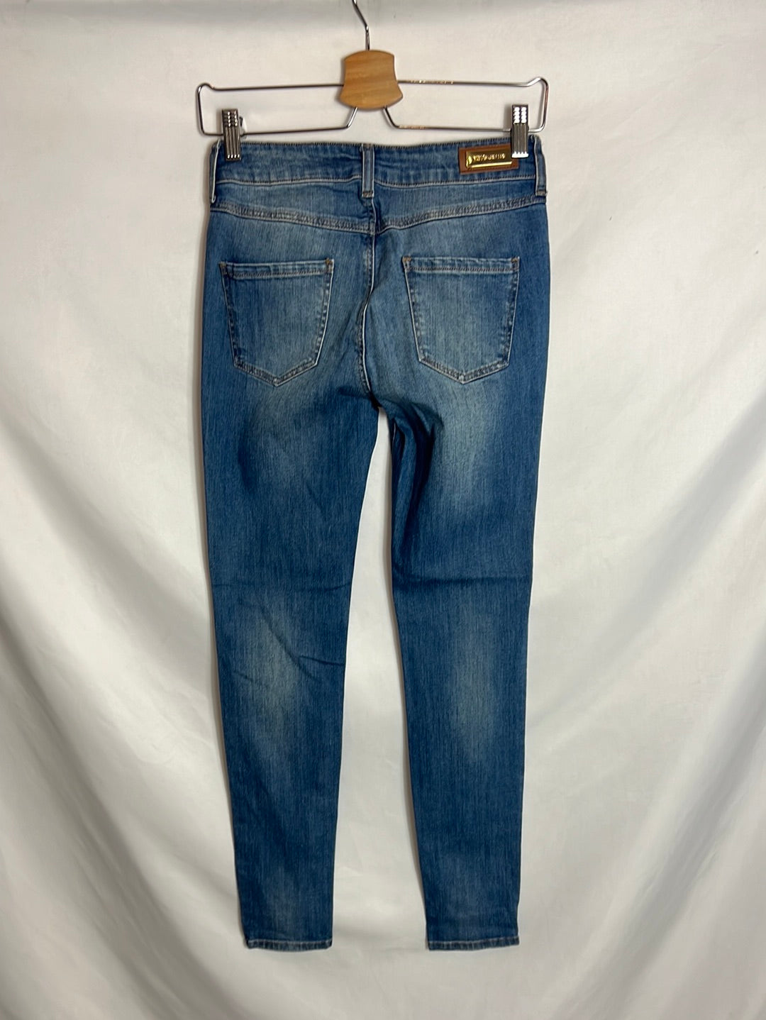 MANGO. Denim pitillo efecto desgastado. T 34