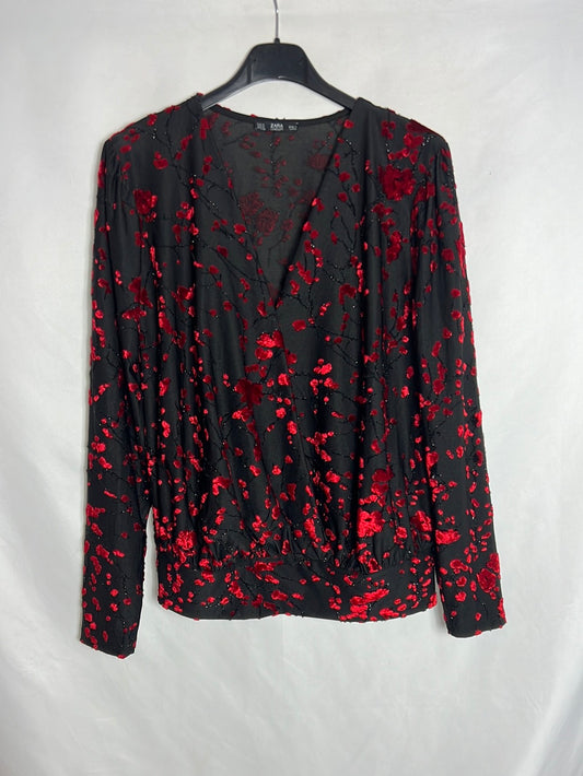 ZARA. Blusa negra textura terciopelo rojo. T S