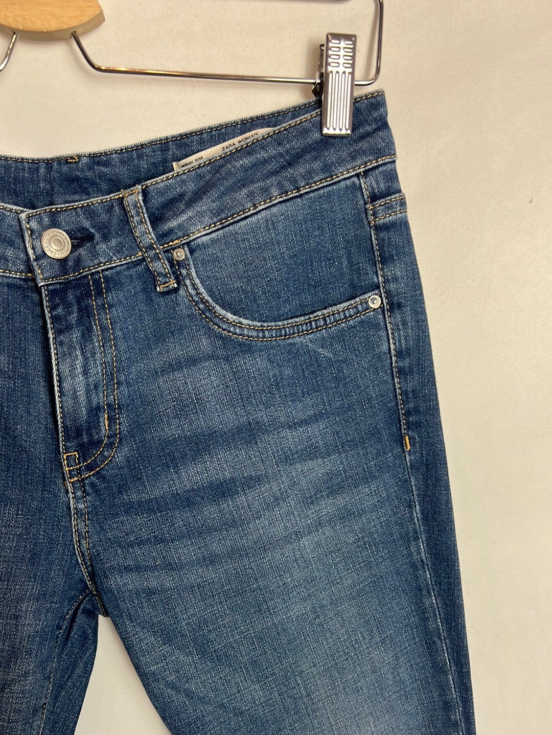 ZARA. Denim lligeramente acampanado. T 38