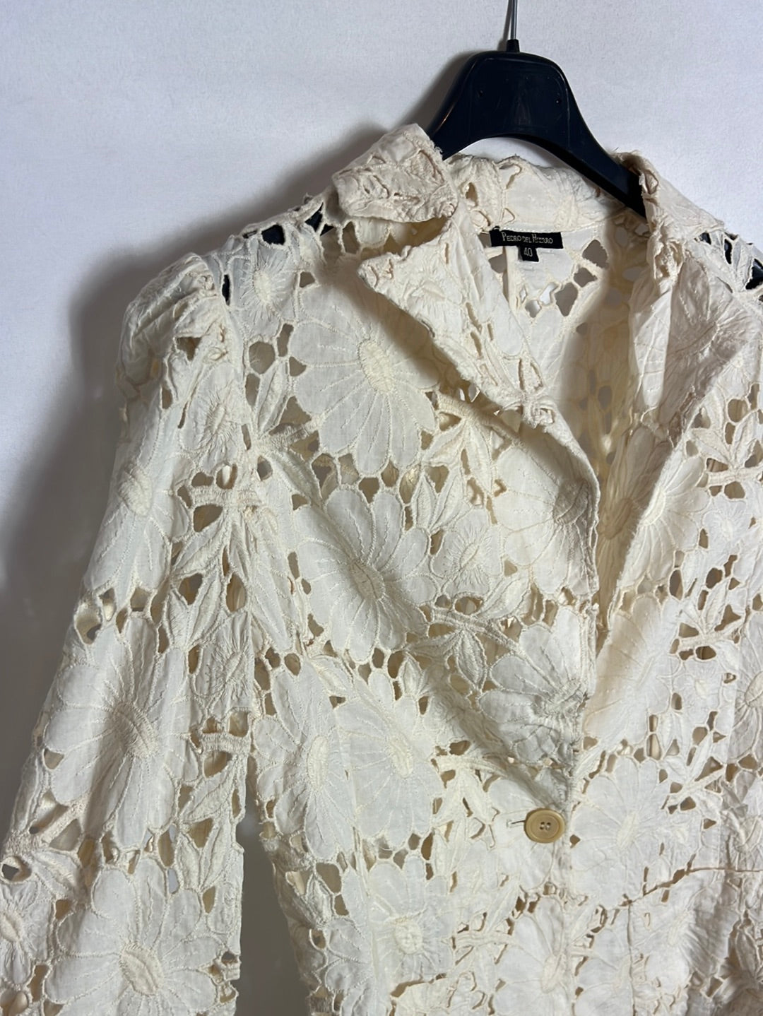 PEDRO DEL HIERRO. Chaqueta beige troquelada T.40(s)