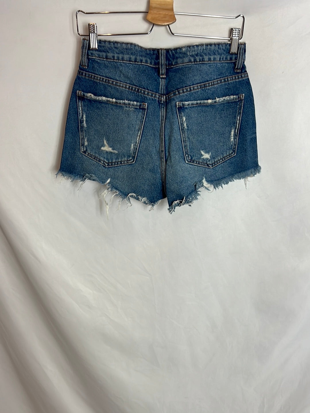 ZARA. Short vaquero deshilachado T. 36