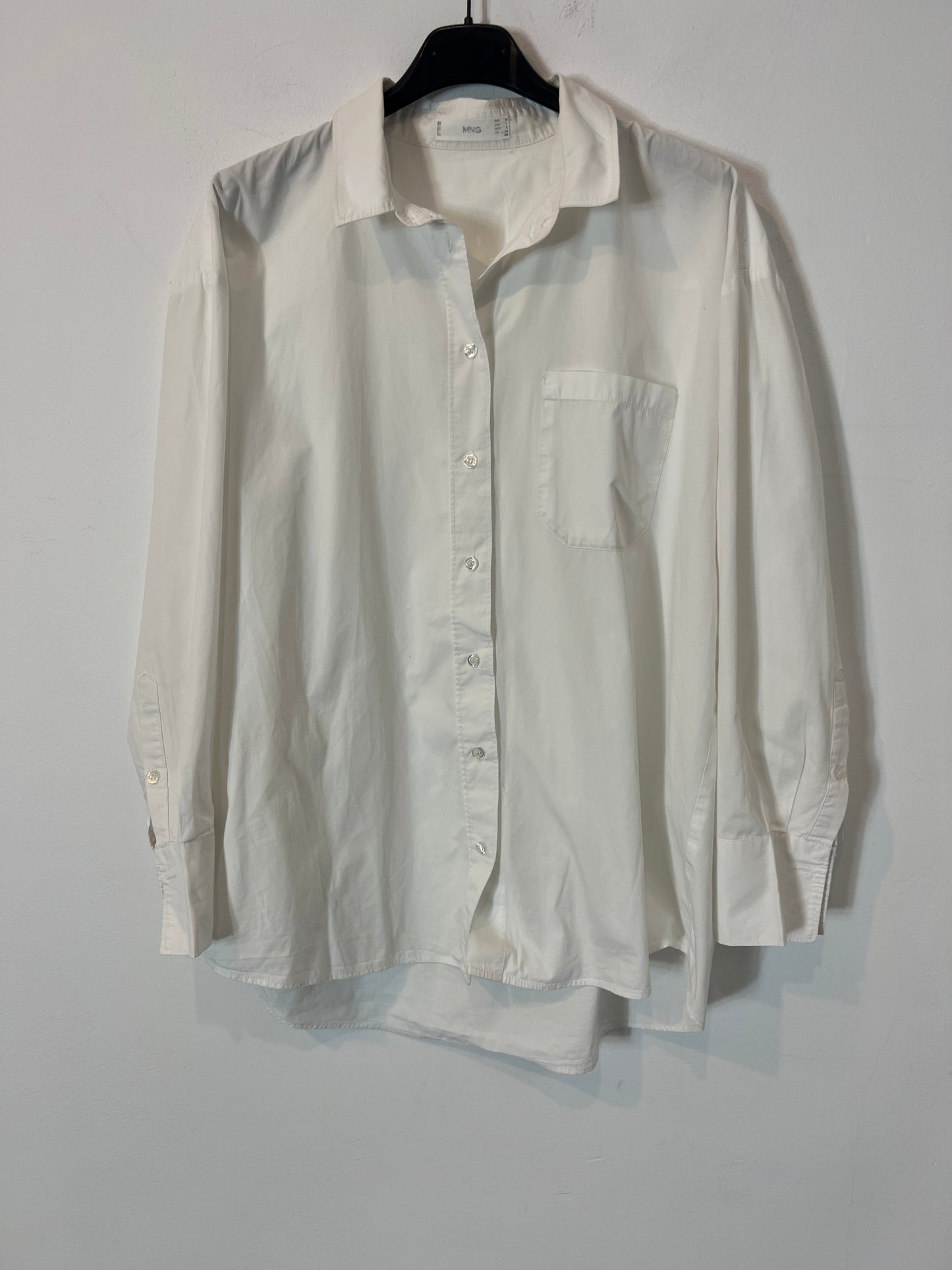 MANGO. Camisa blanca bolsillo. T M