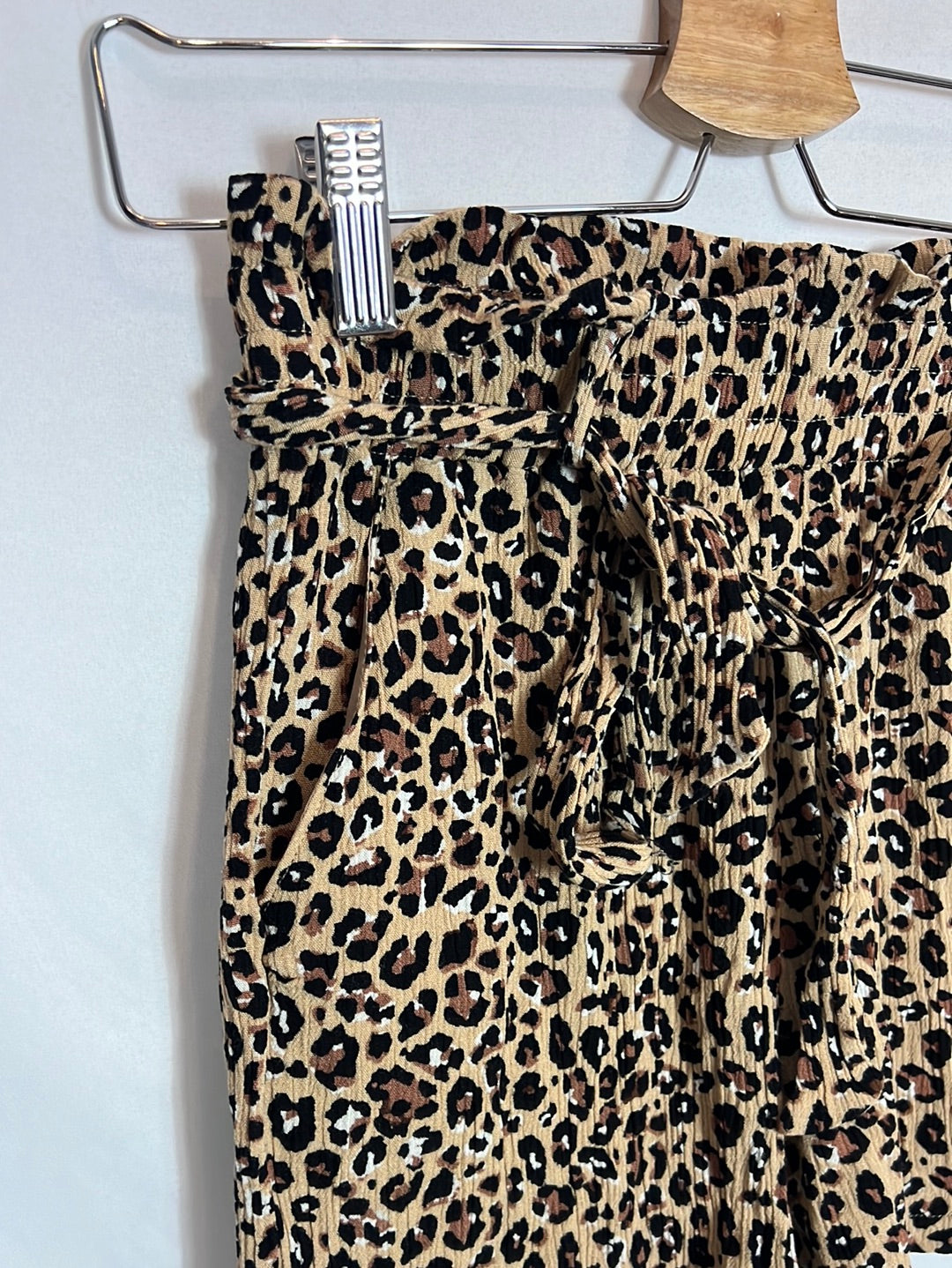 STRADIVARIUS. Pantalón corto fluido animal print. T S