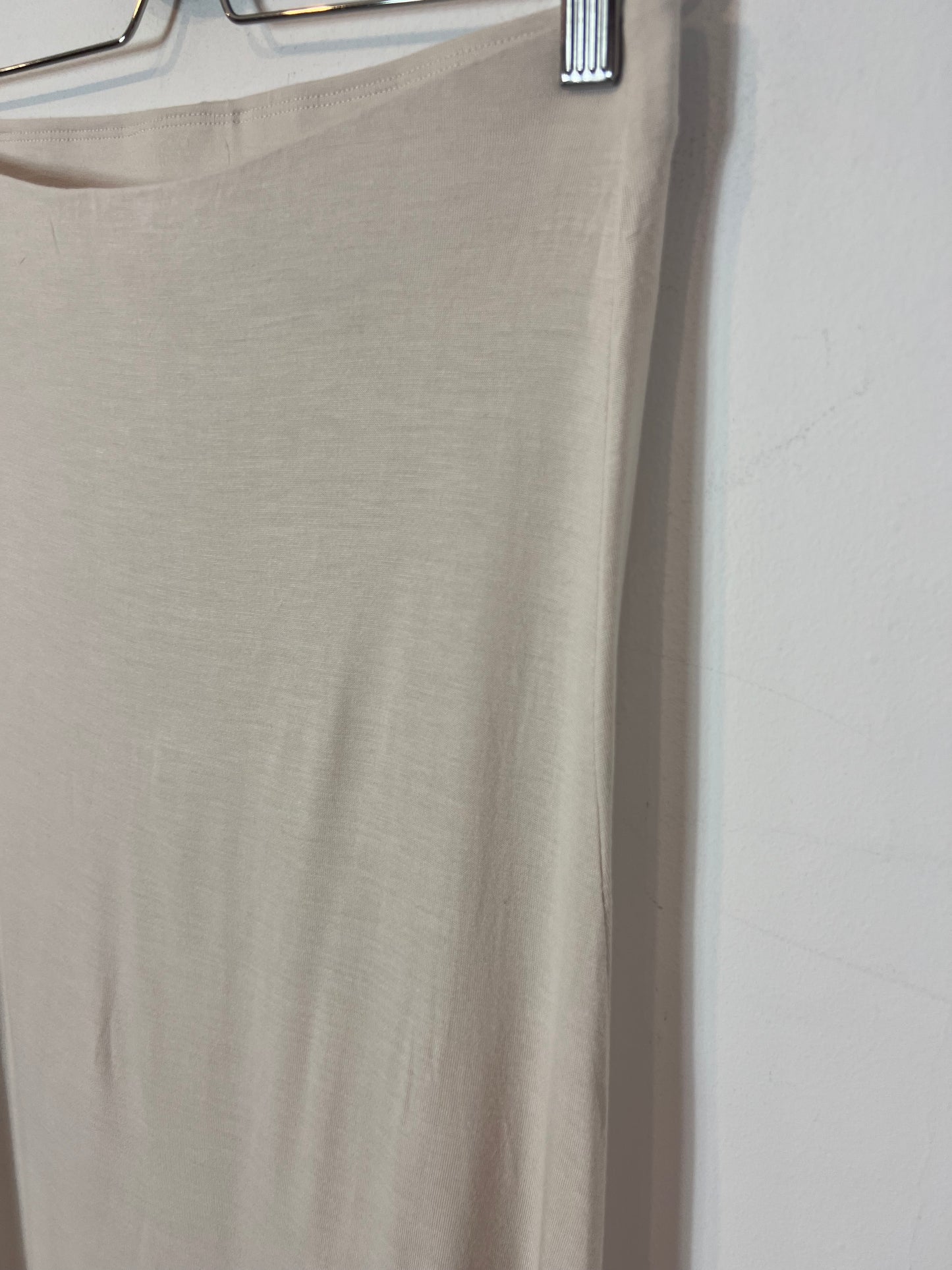 H&M. Falda midi beige fluida. T M