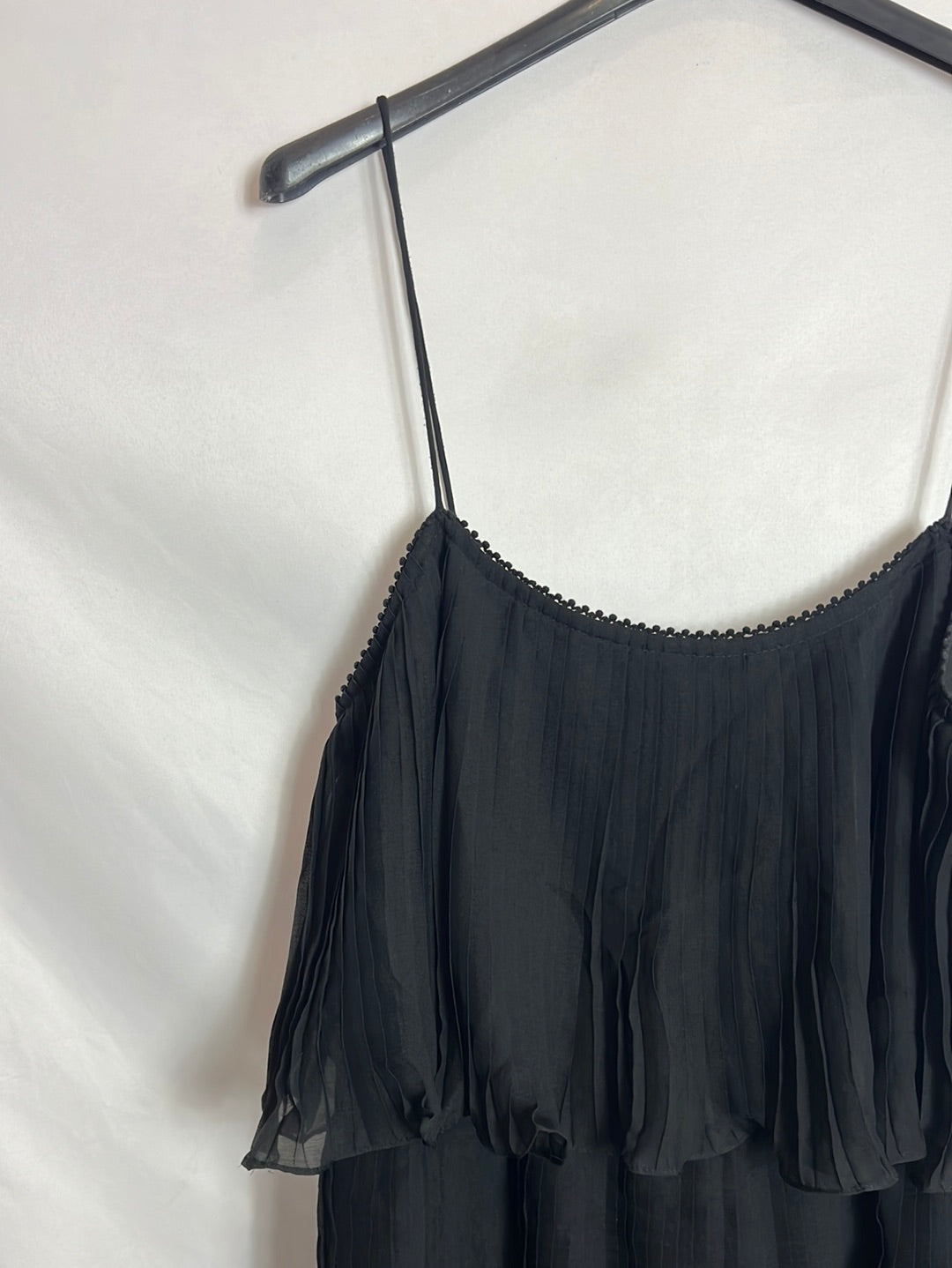 ZARA. Vestido corto negro volantes. T L