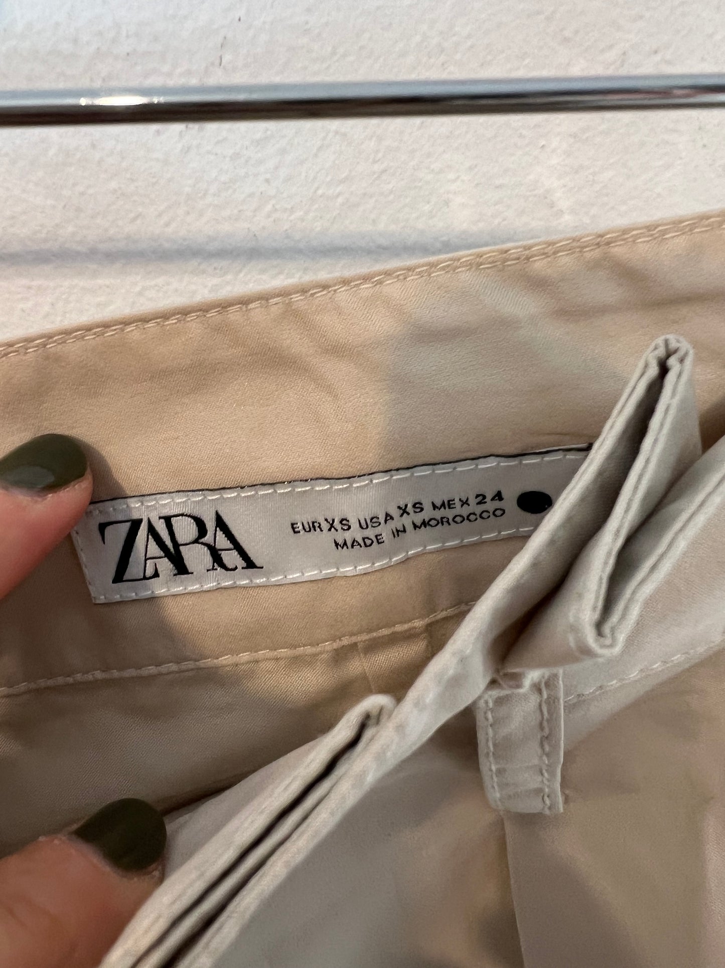 ZARA. Pantalón beige fluido pinzas. T XS