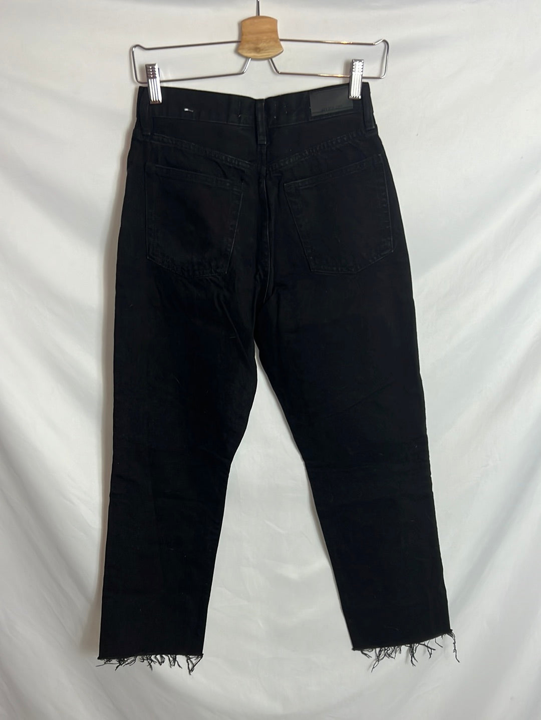 MANGO. Denim negro recto desflecado. T 36