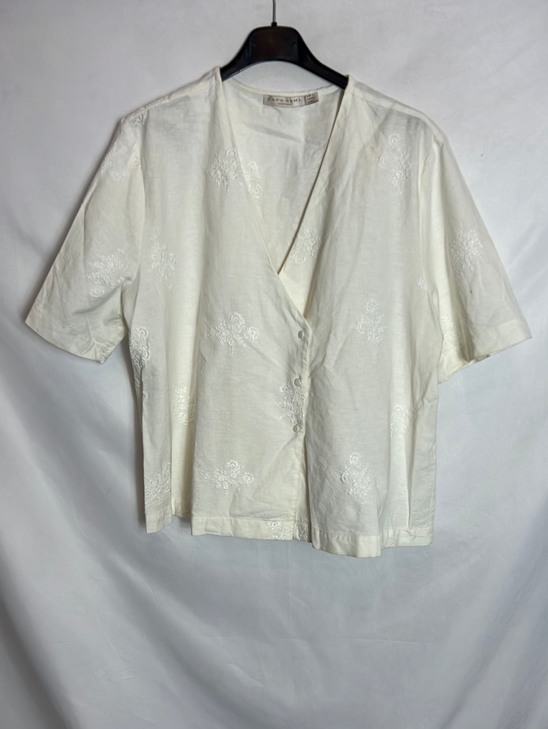 ZARA. Blusa manga corta bordados. T L