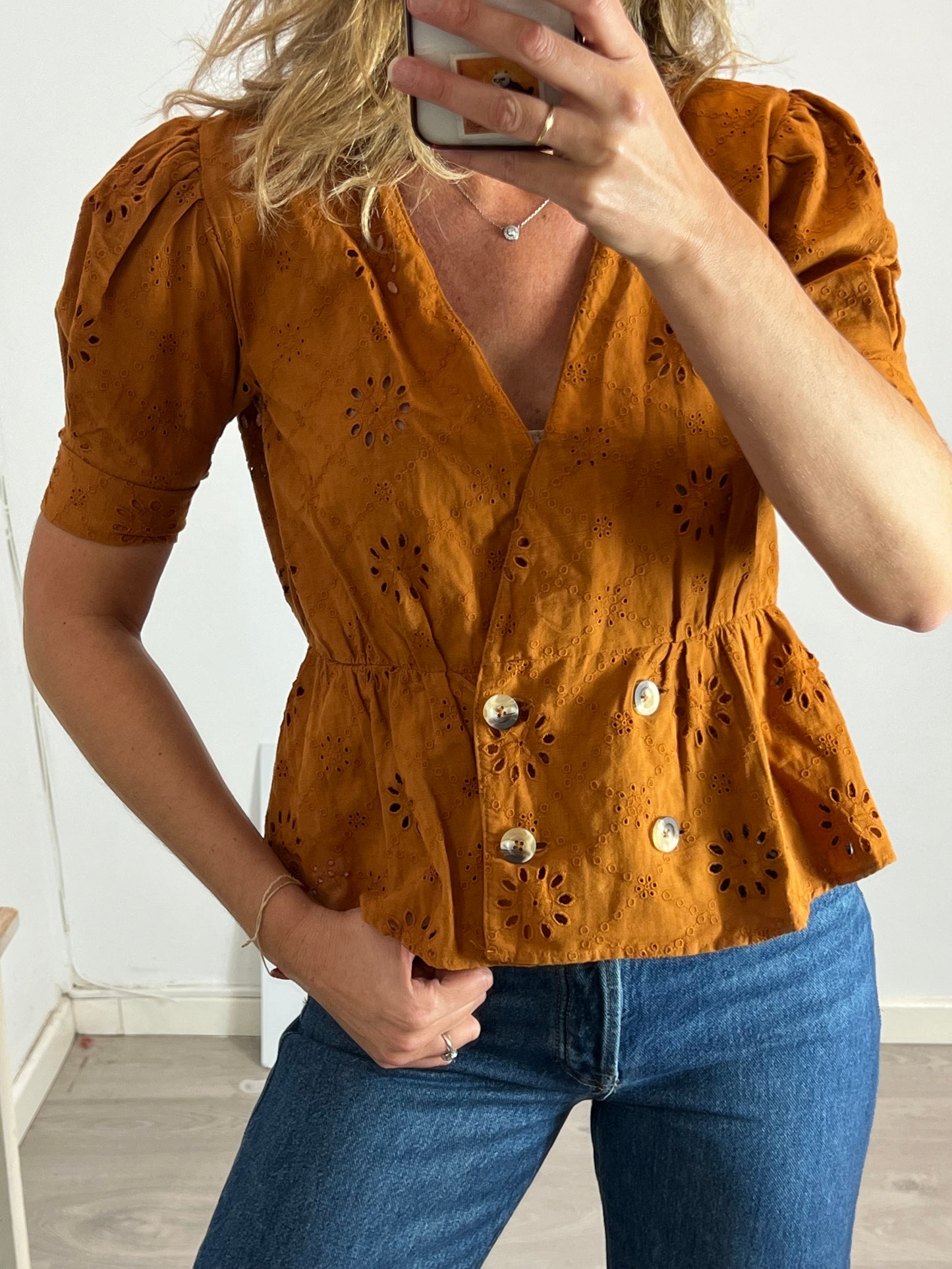 ZARA. Blusa camel cruzada troquelada. T M