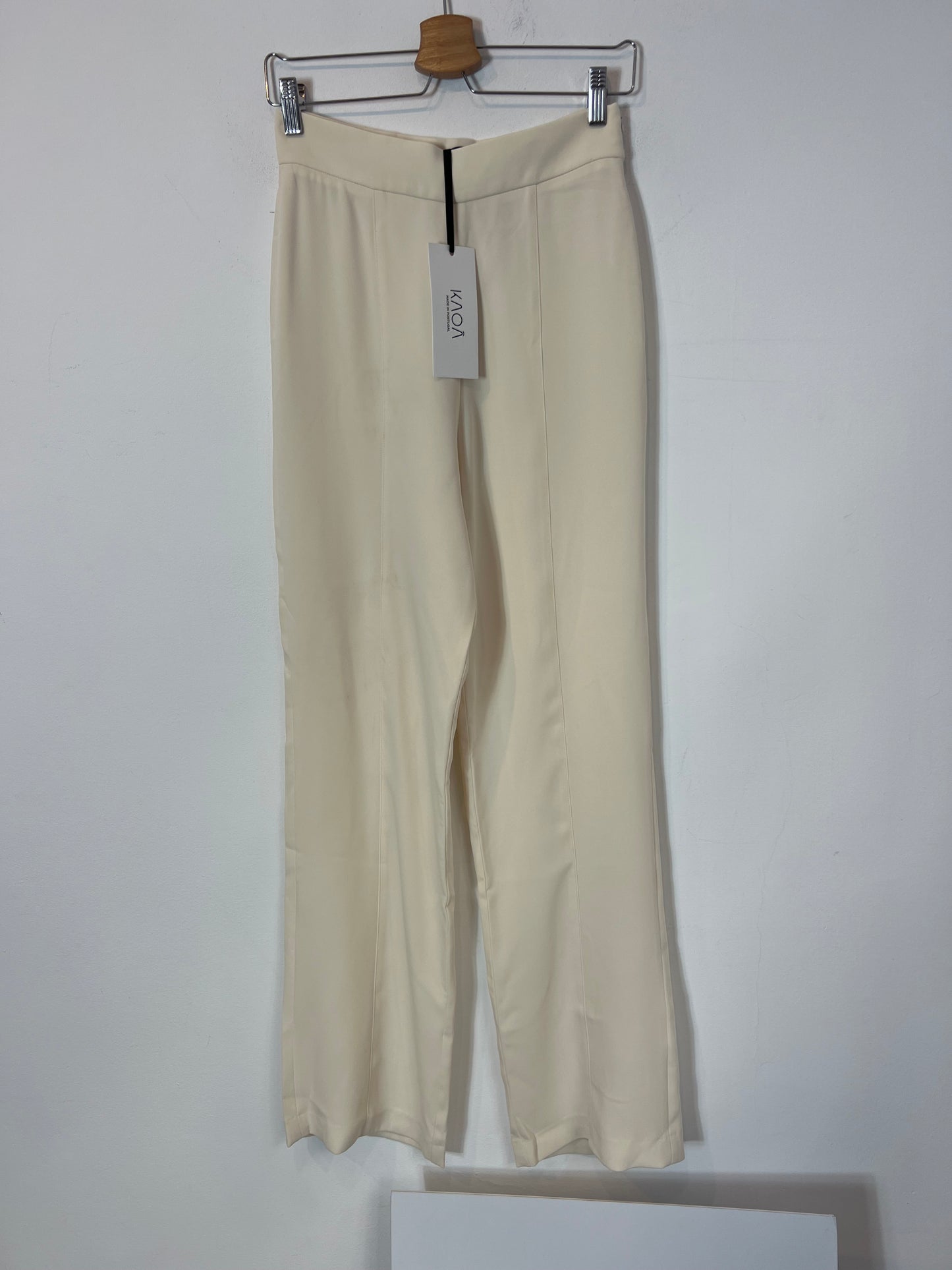 KAOA. Pantalón fluido beige T.36