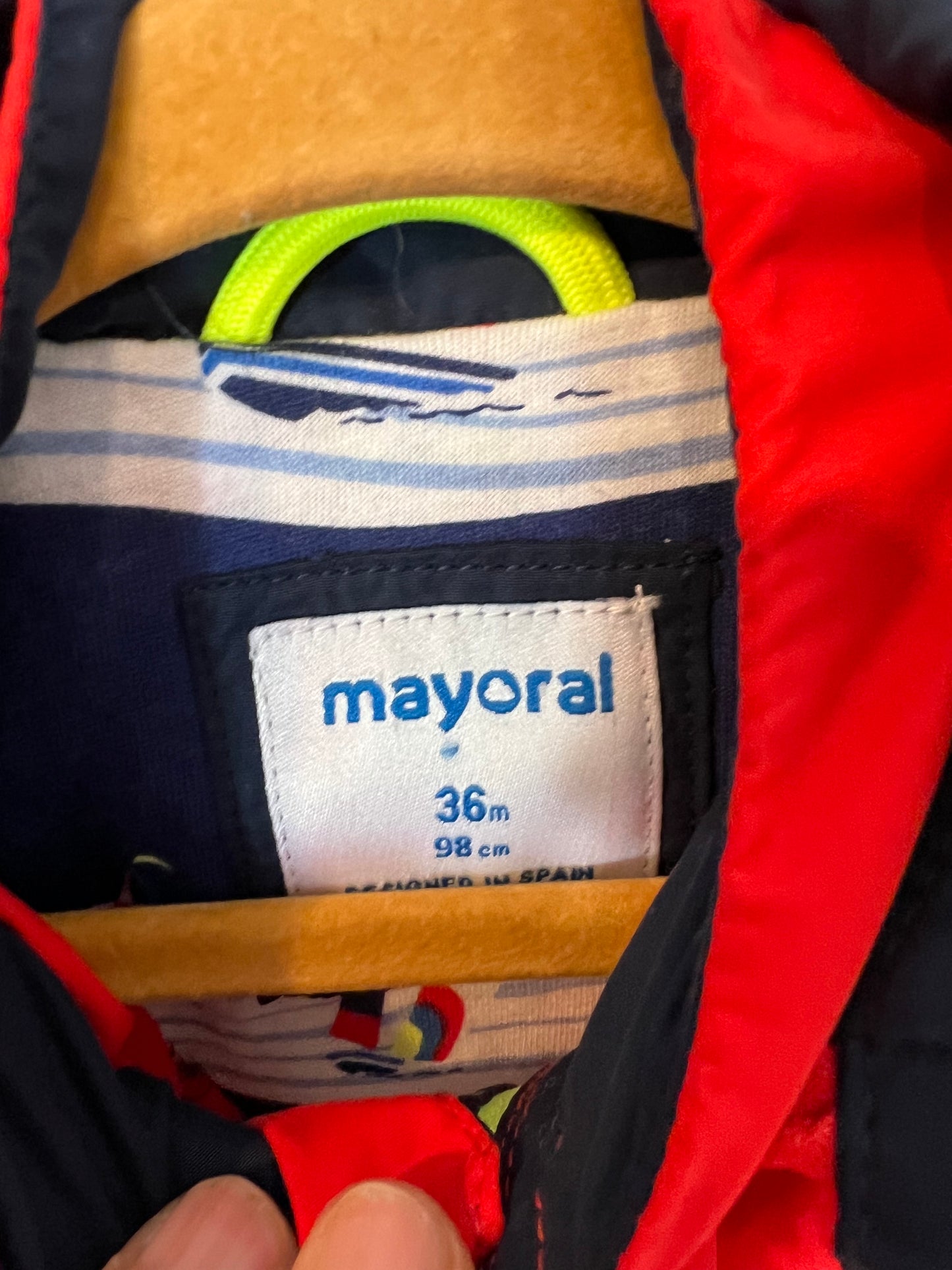 MAYPORAL. Chaqueta roja impermeable. T 36 meses