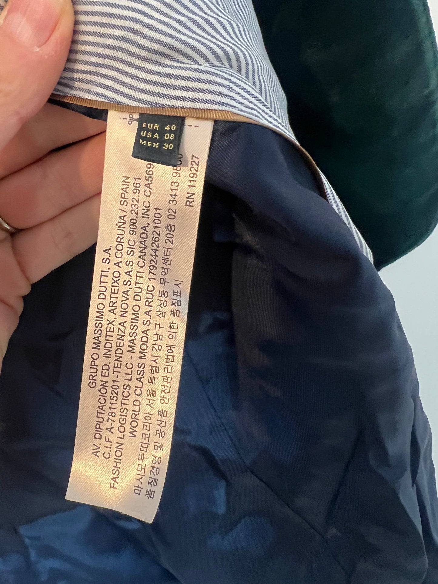 MASSIMO DUTTI. Blazer verde terciopelo. T 40