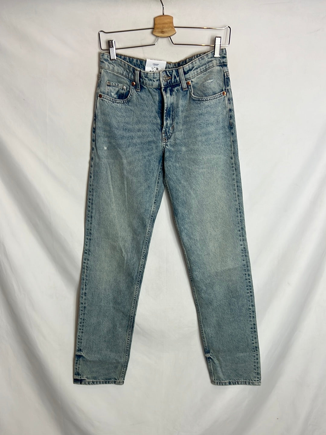 H&M. Denim efecto desgastado apreturas. T 34