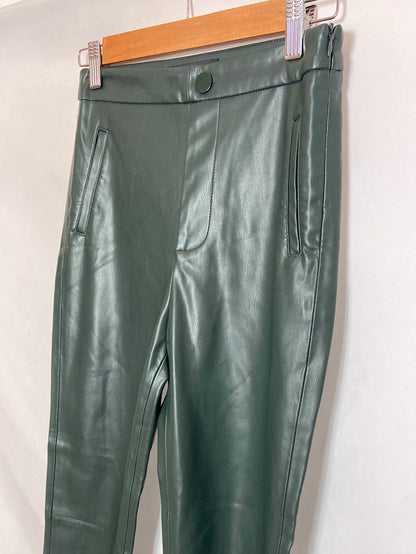 ZARA. Pantalones polipiel verdes T. S